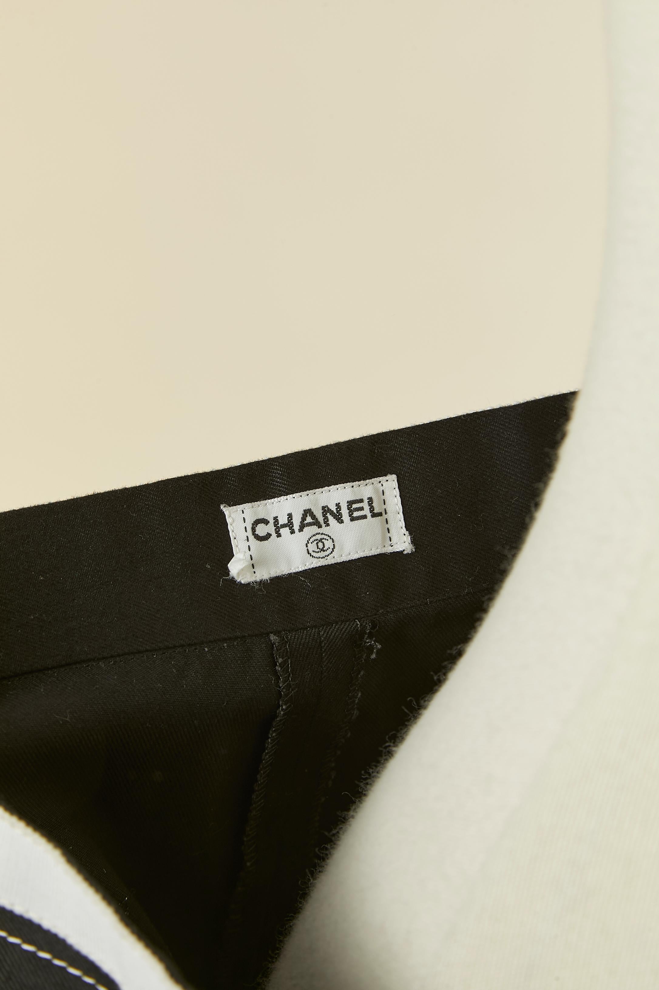 Pantalón corto de algodón negro con ribete de gros-grain blanco CHANEL en venta 2