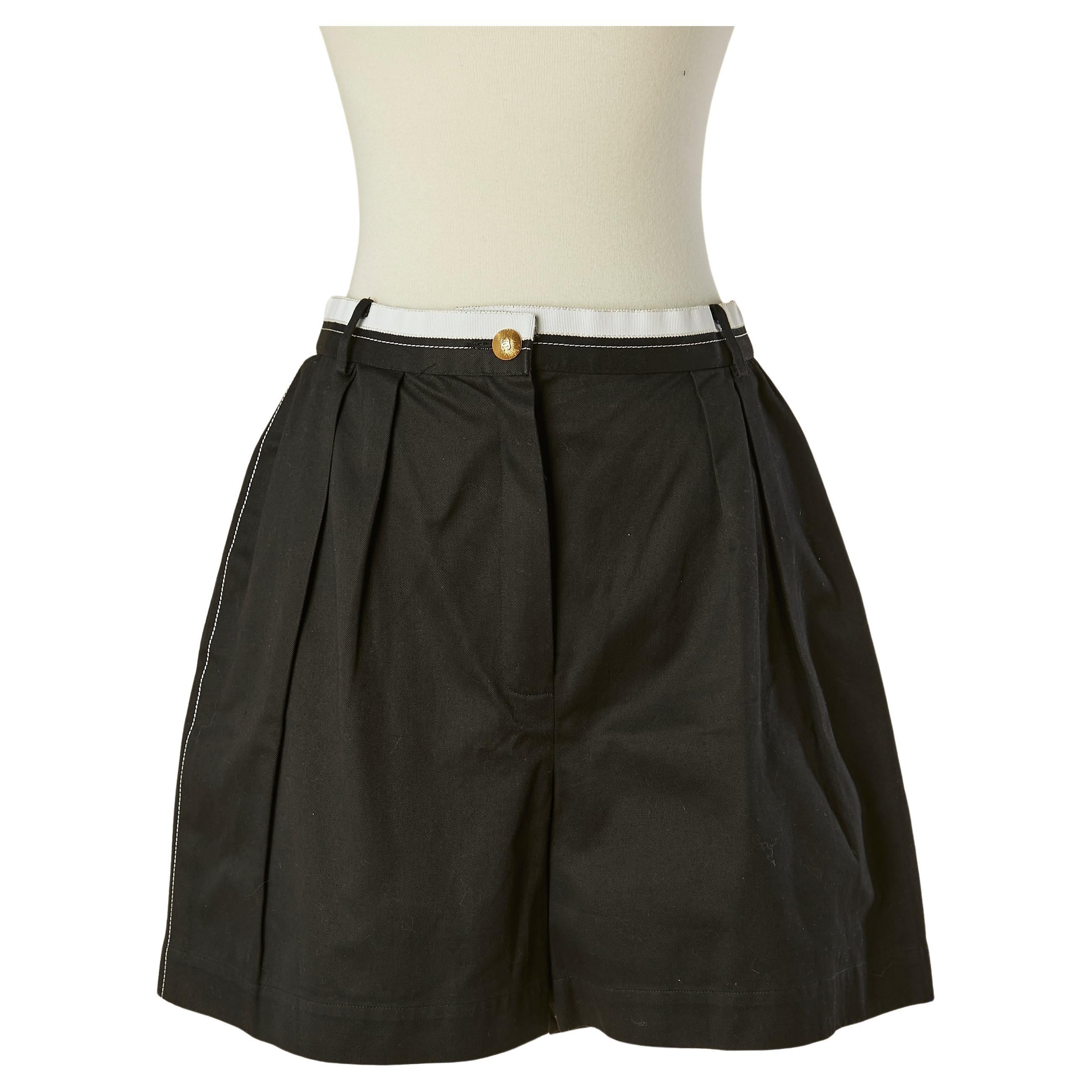 Pantalón corto de algodón negro con ribete de gros-grain blanco CHANEL en venta