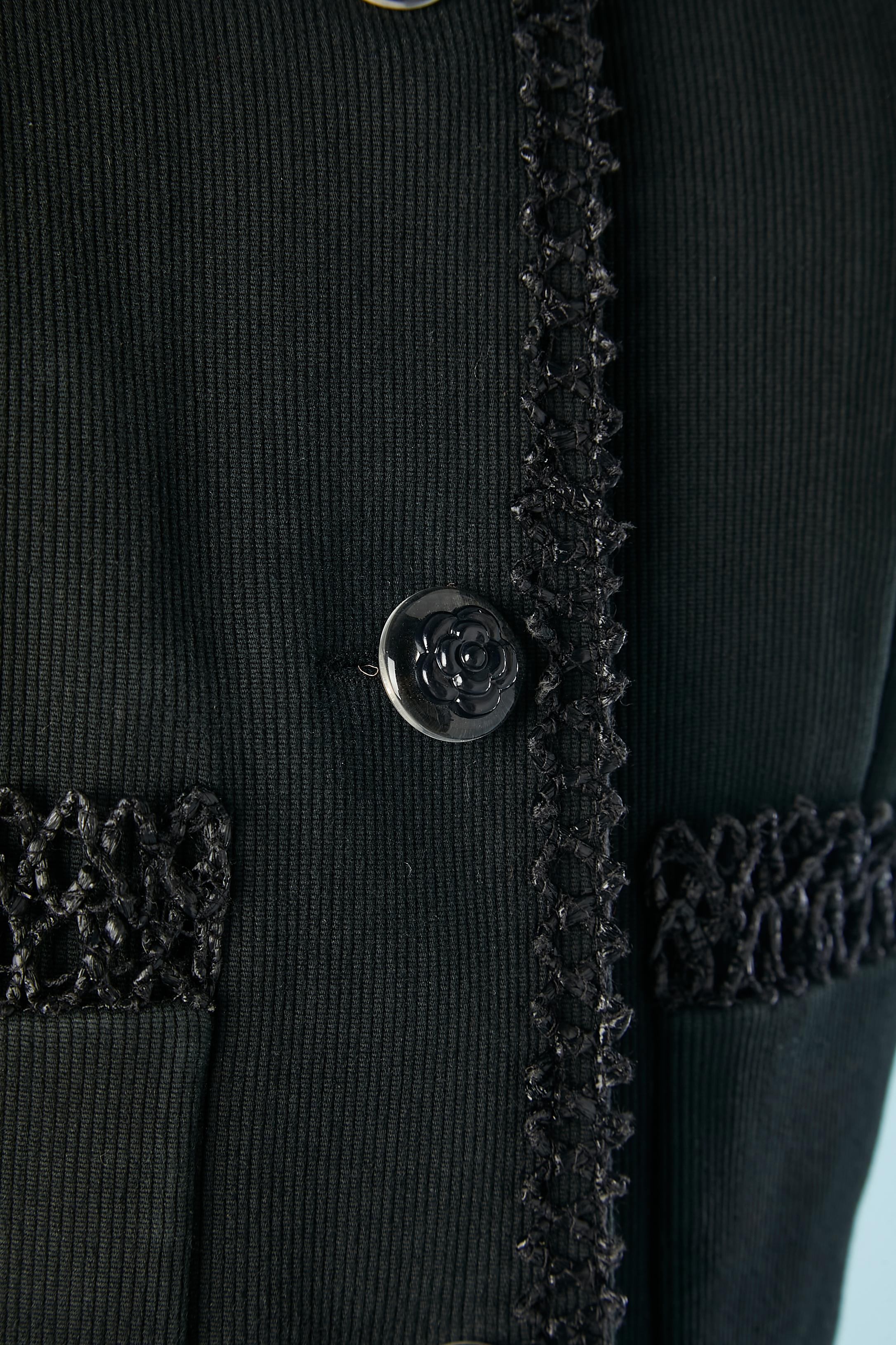Combinaison jupe en coton noir avec bord en raphia et boutons en camélia Chanel Boutique  Excellent état - En vente à Saint-Ouen-Sur-Seine, FR