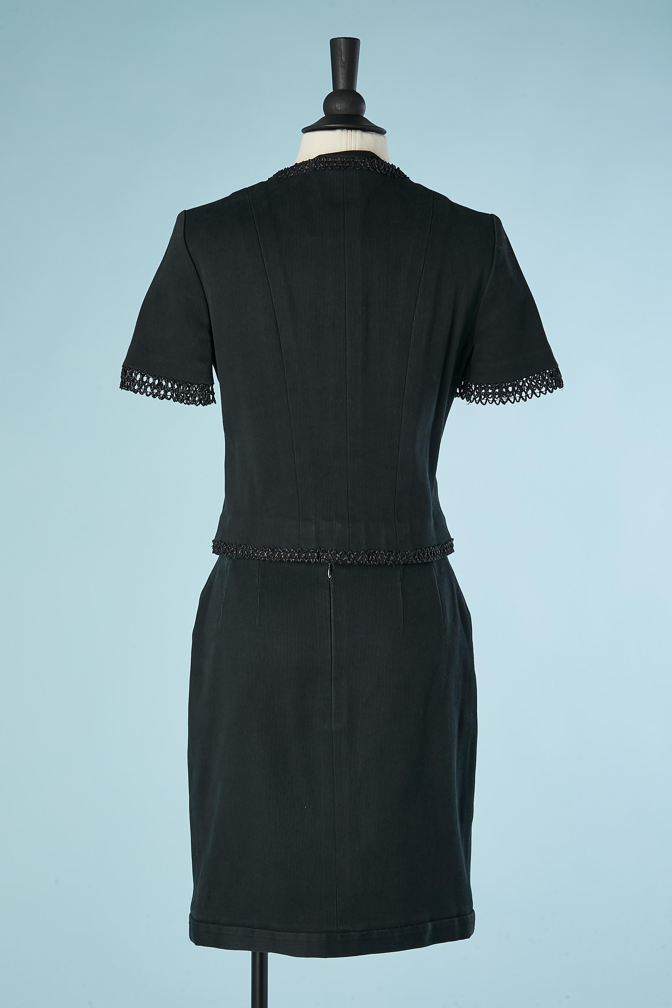 Combinaison jupe en coton noir avec bord en raphia et boutons en camélia Chanel Boutique  en vente 1