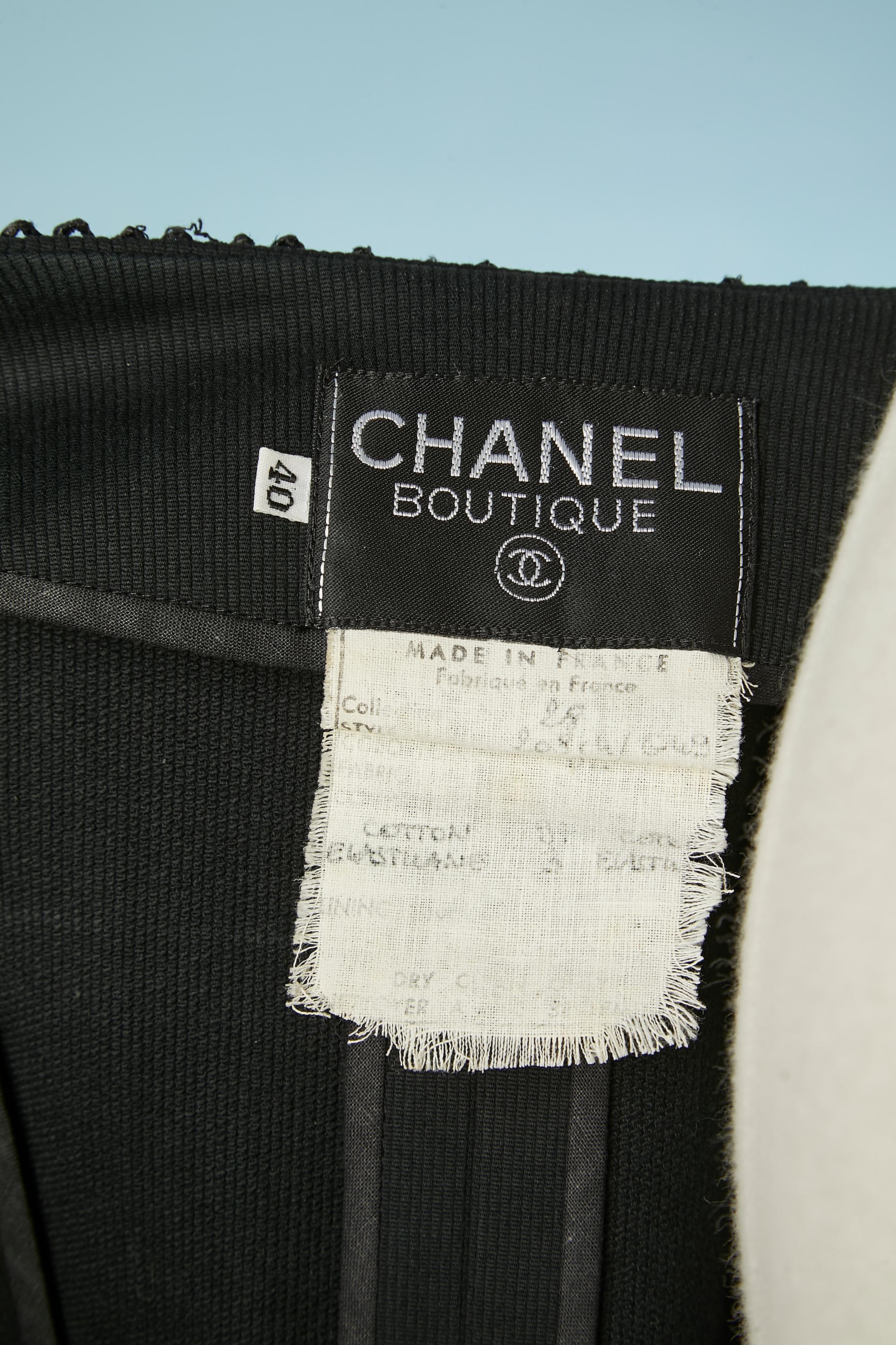 Combinaison jupe en coton noir avec bord en raphia et boutons en camélia Chanel Boutique  en vente 2