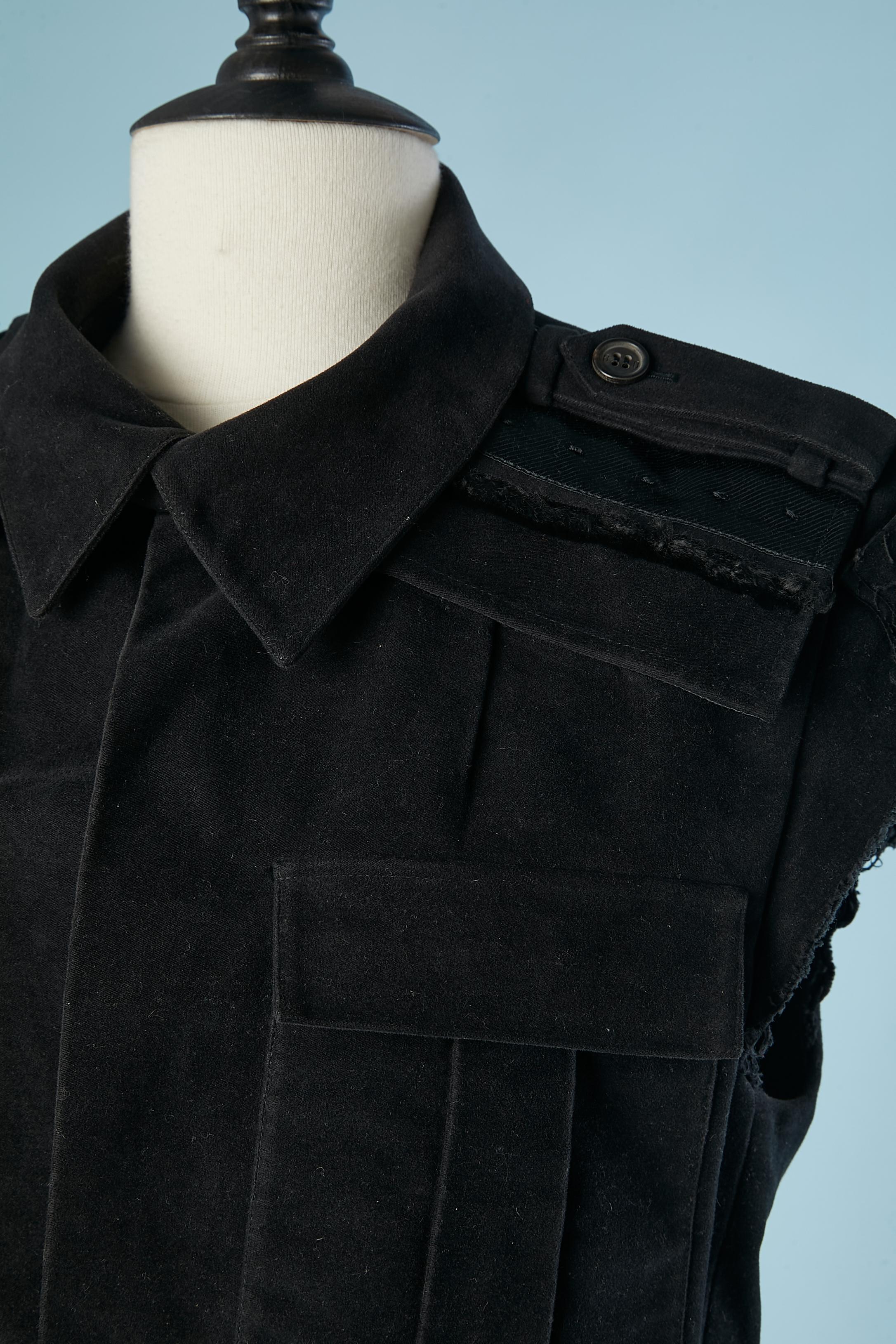 Black cotton sleeveless jacket . Branded button ( one is missing) Raw cut on the edge of the shoulders.
SIZE 48 (Men )