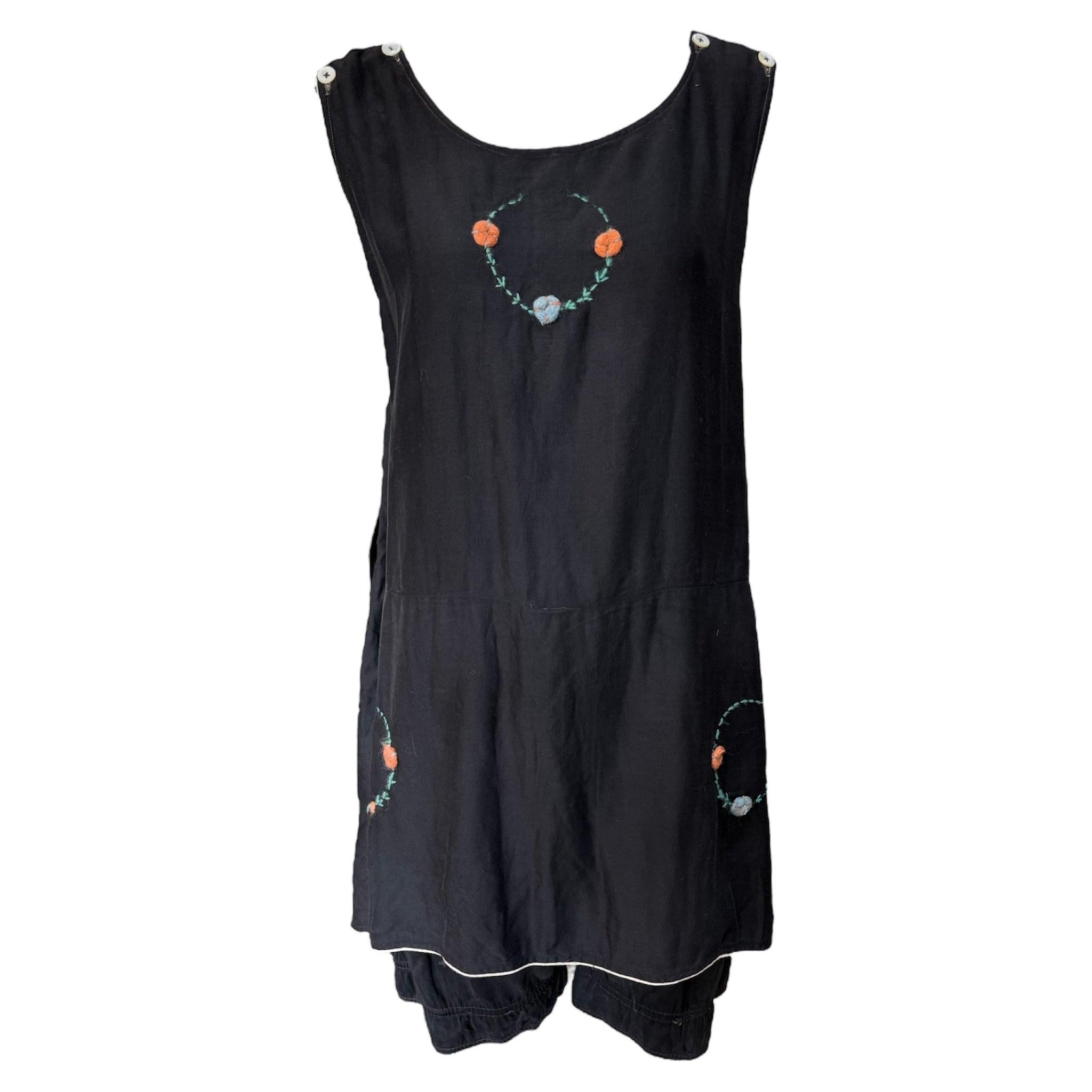 Traje de baño de algodón negro con bordado floral, años 20 en venta