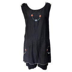 Traje de baño de algodón negro con bordado floral, años 20