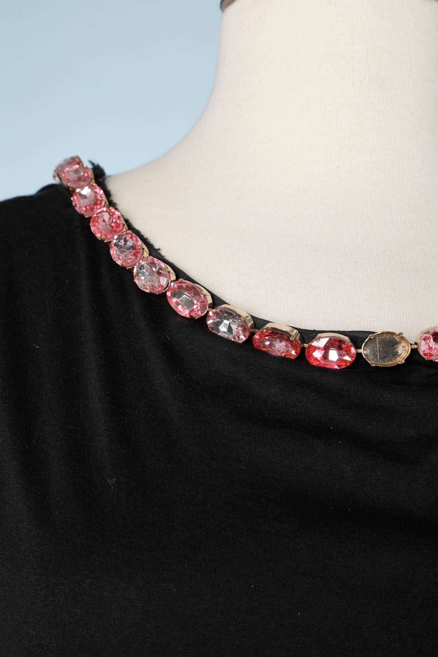 Black cotton tee-shirt with pink rhinestone neckline. Raw cut silk chiffon edge on the edge of the sleeve.
SIZE M/L 