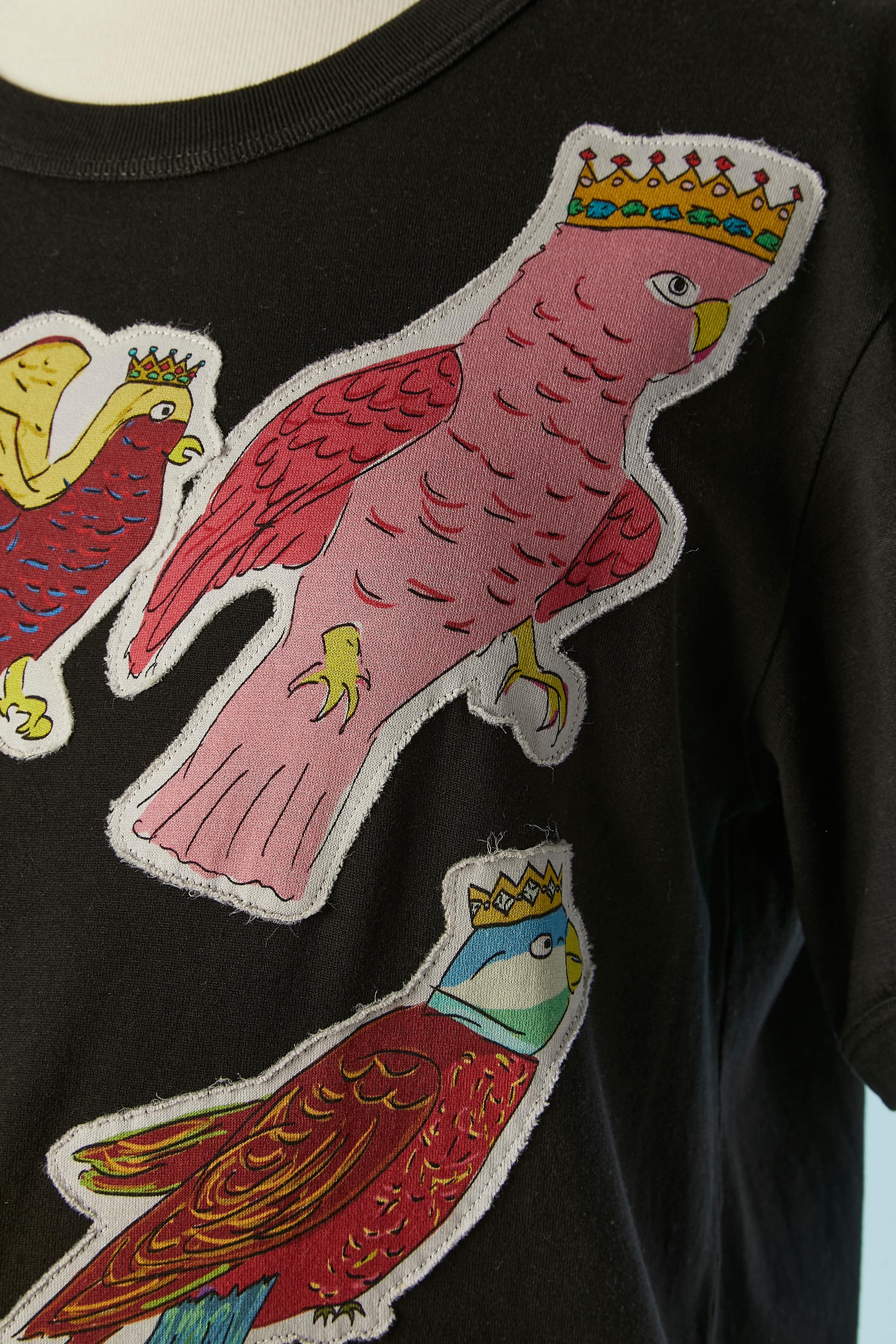 Camiseta negra de algodón con aplique de pájaro estampado. 
TALLA 46 / L 