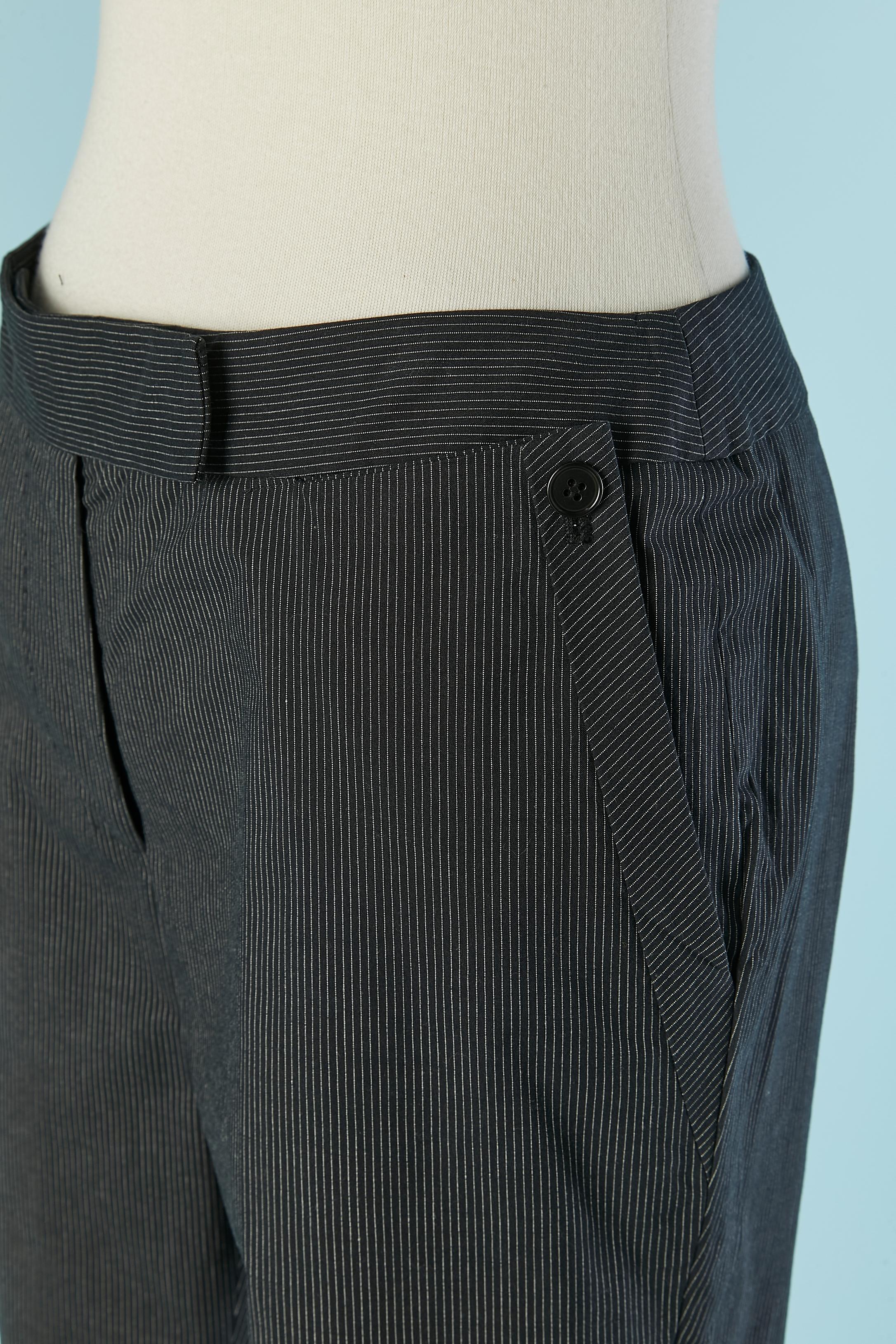 Pantalone in cotone nero con sottile striscia bianca. Fodera in acetato. Nuovo con etichetta
Chiusura con bottone e asola nascosta sul centro della fronte + gancio e occhiello + zip 
Tasca su entrambi i lati con bottone e asola. + una tasca sul