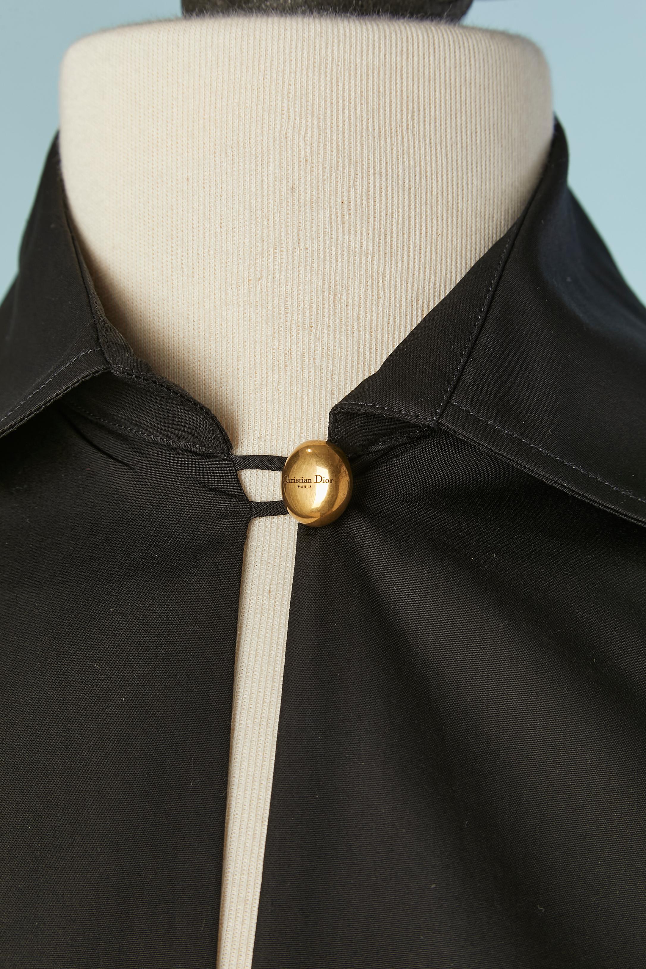 Chemise tunique en coton noir avec fermeture sans bouton ni boutonnière de marque sur le milieu supérieur du devant et boutons de manchette de marque sur le bord de la manche. 
taille 40 (Fr) M/L 