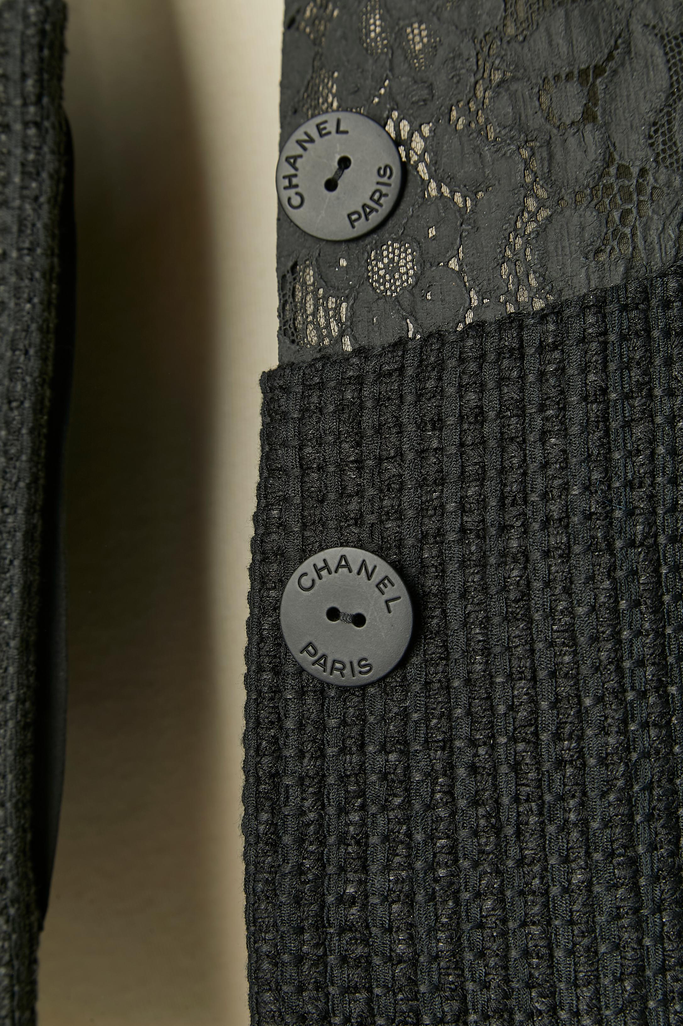 Giacca in tweed di cotone nero con inserto in pizzo Coates Chanel FW 2005 in vendita 5