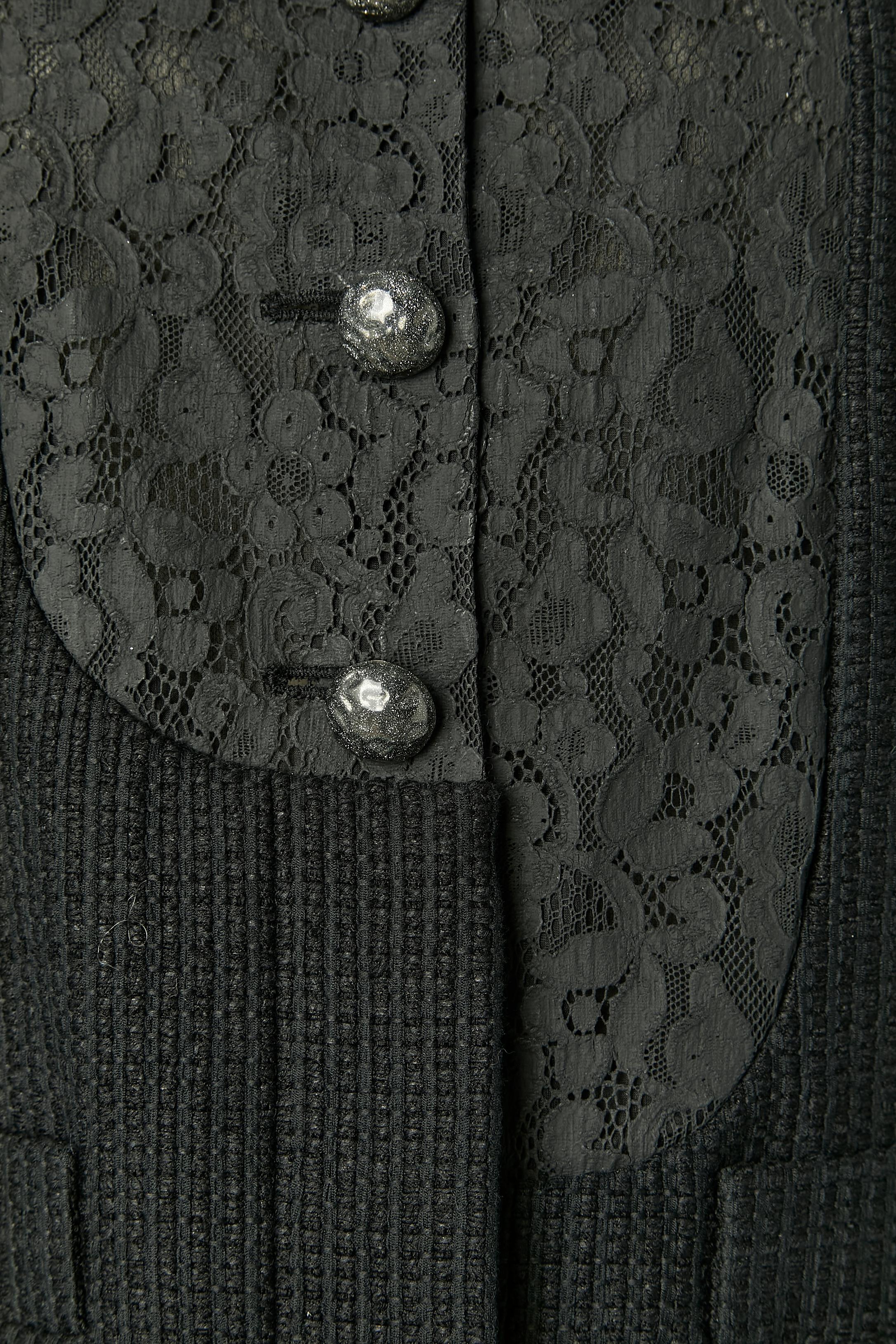 Giacca in tweed di cotone nero con inserto in pizzo Coates. Composizione del tessuto principale: 91% cotone, 9% nylon. Composizione dell'inserto (pizzo Coates): 83% acrilico, 16% cotone, 1% nylon. Fodera in seta con marchio. Catena all'interno della