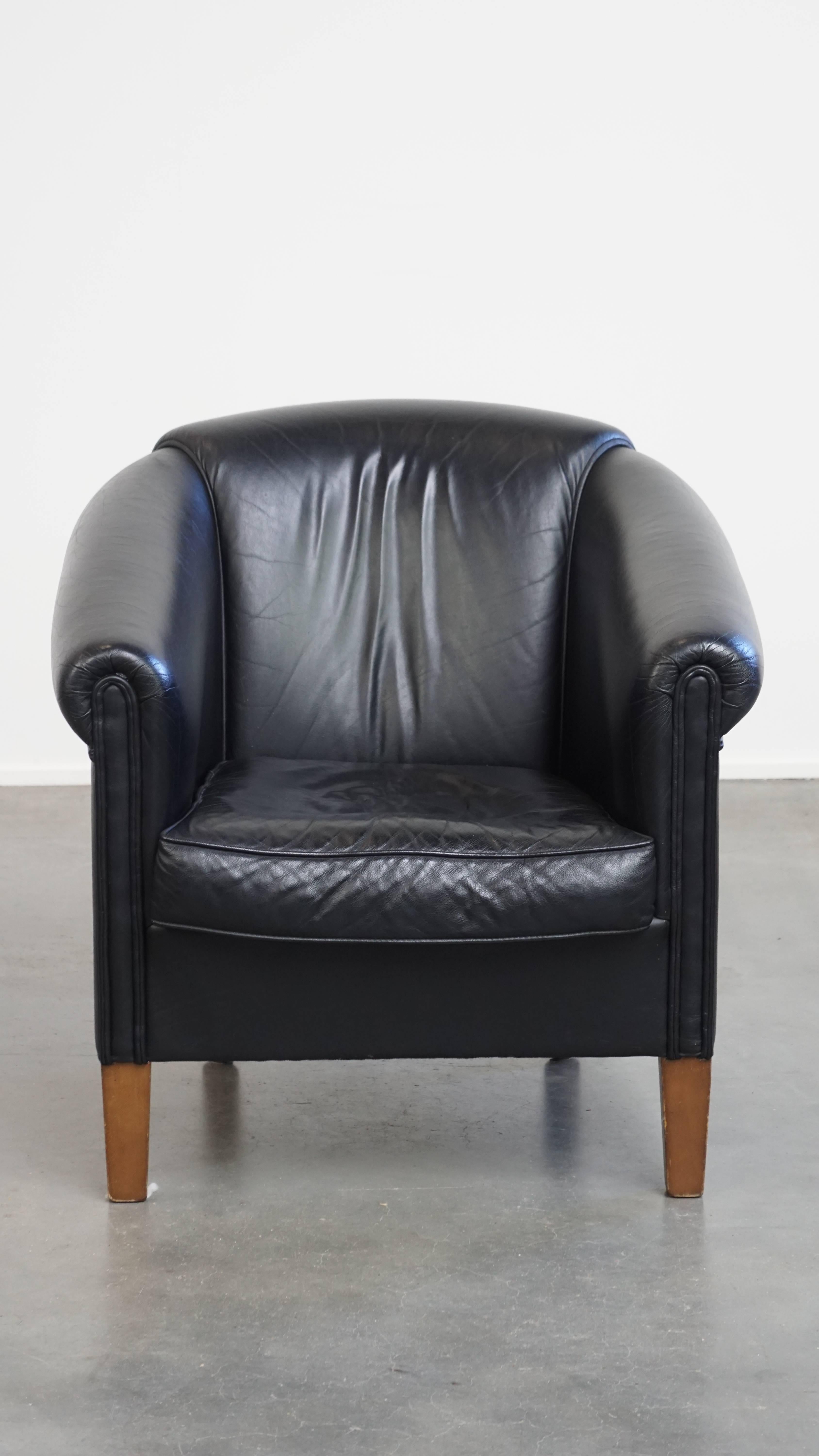 Offert ce fauteuil club en cuir de vachette noir de style anglais avec un design de grand luxe.

Ce fauteuil club en peau de vache attire tous les regards dans presque tous les styles d'intérieur grâce à son design intemporel et à sa belle couleur