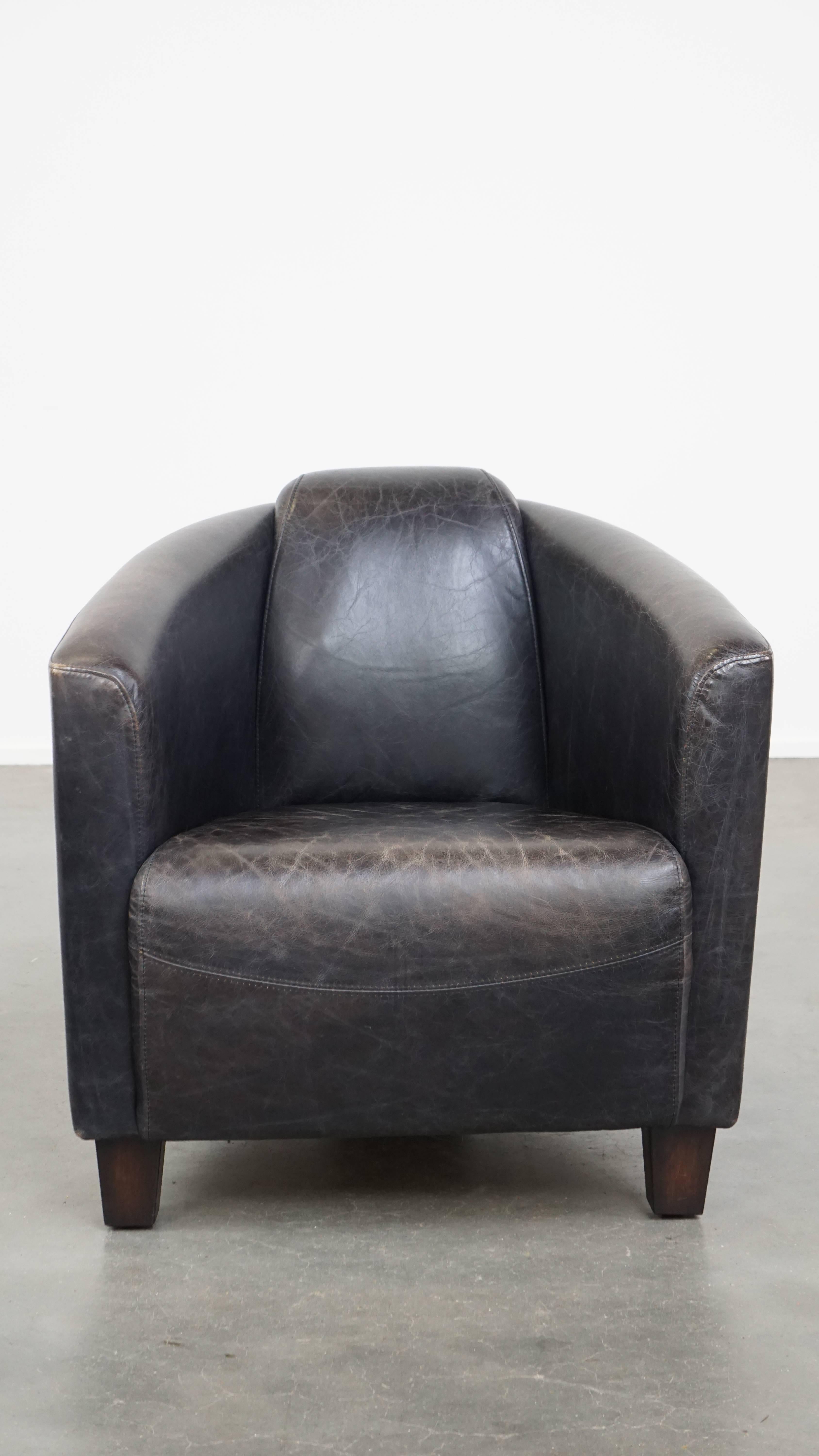 Questa poltrona dal design robusto in pelle di vacchetta è un vero e proprio richiamo visivo grazie alla sua forma elegante e al design raffinato. Non perdere l'occasione di portare questo gioiello unico a casa tua!

È dotata di un cuscino fisso e