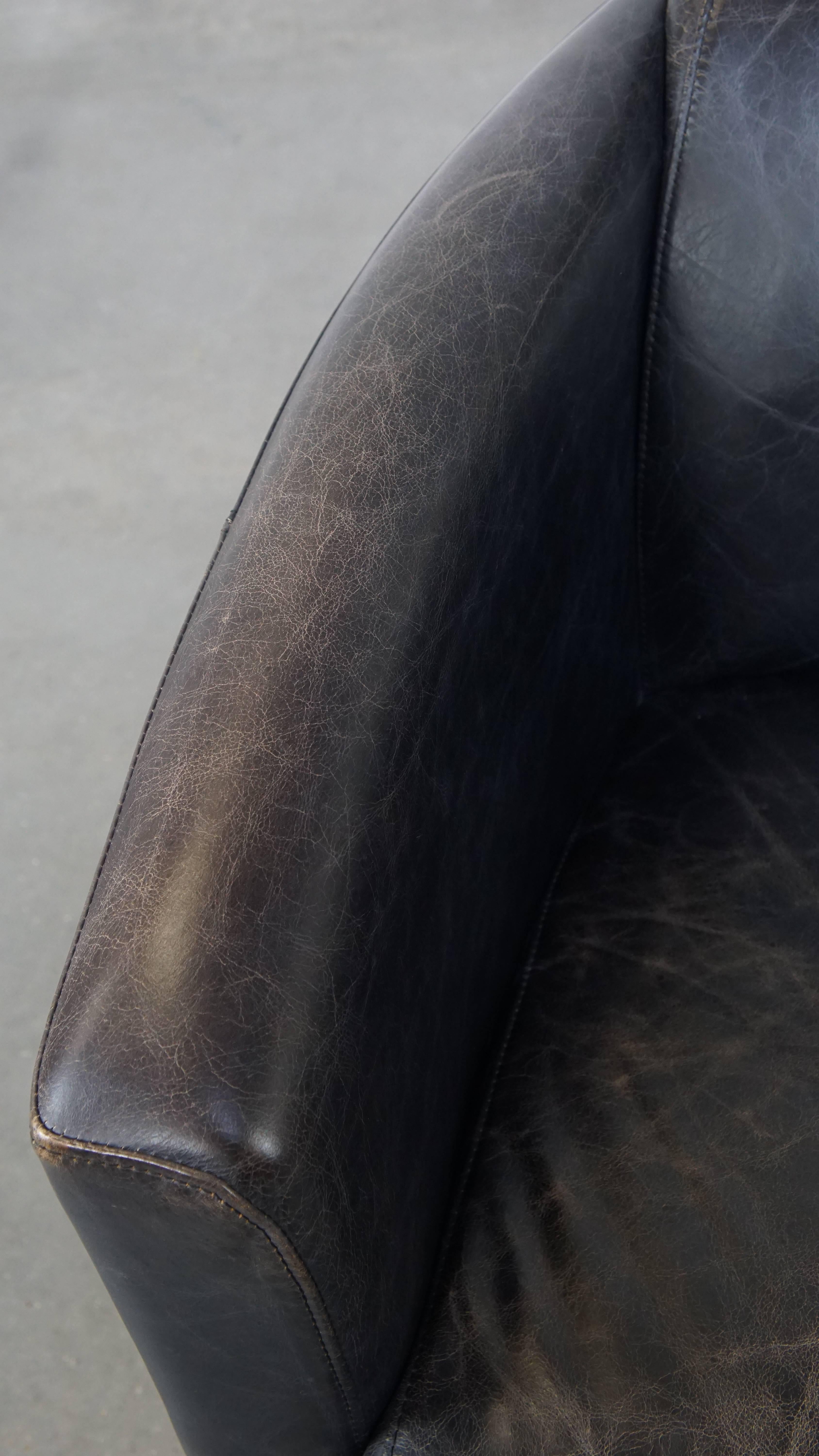 Vacchetta Poltrona Aviator in pelle di vacchetta nera con un design elegante e una forma raffinata in vendita