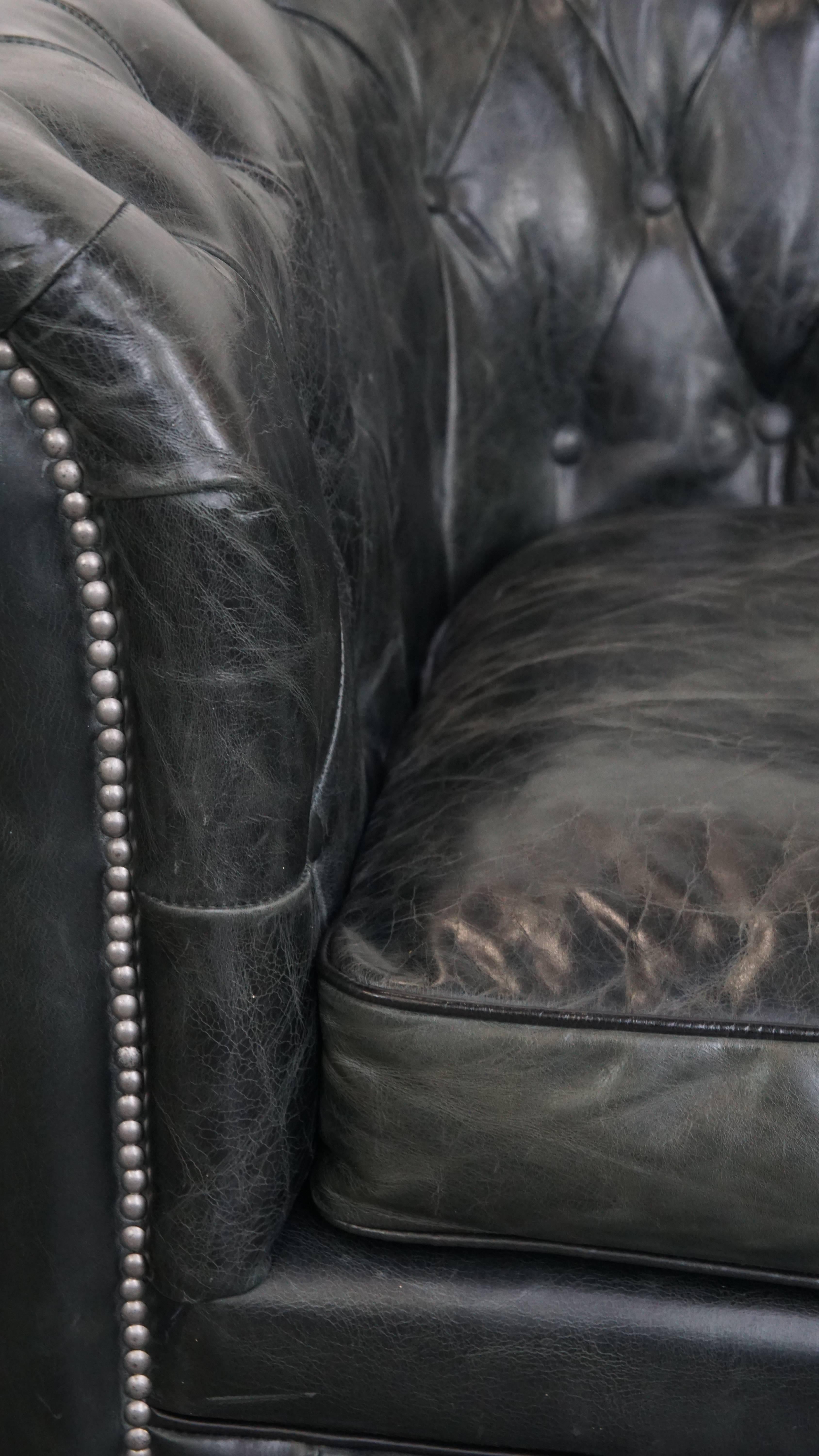 Chesterfield-Sessel aus schwarzem Rindsleder im Angebot 9