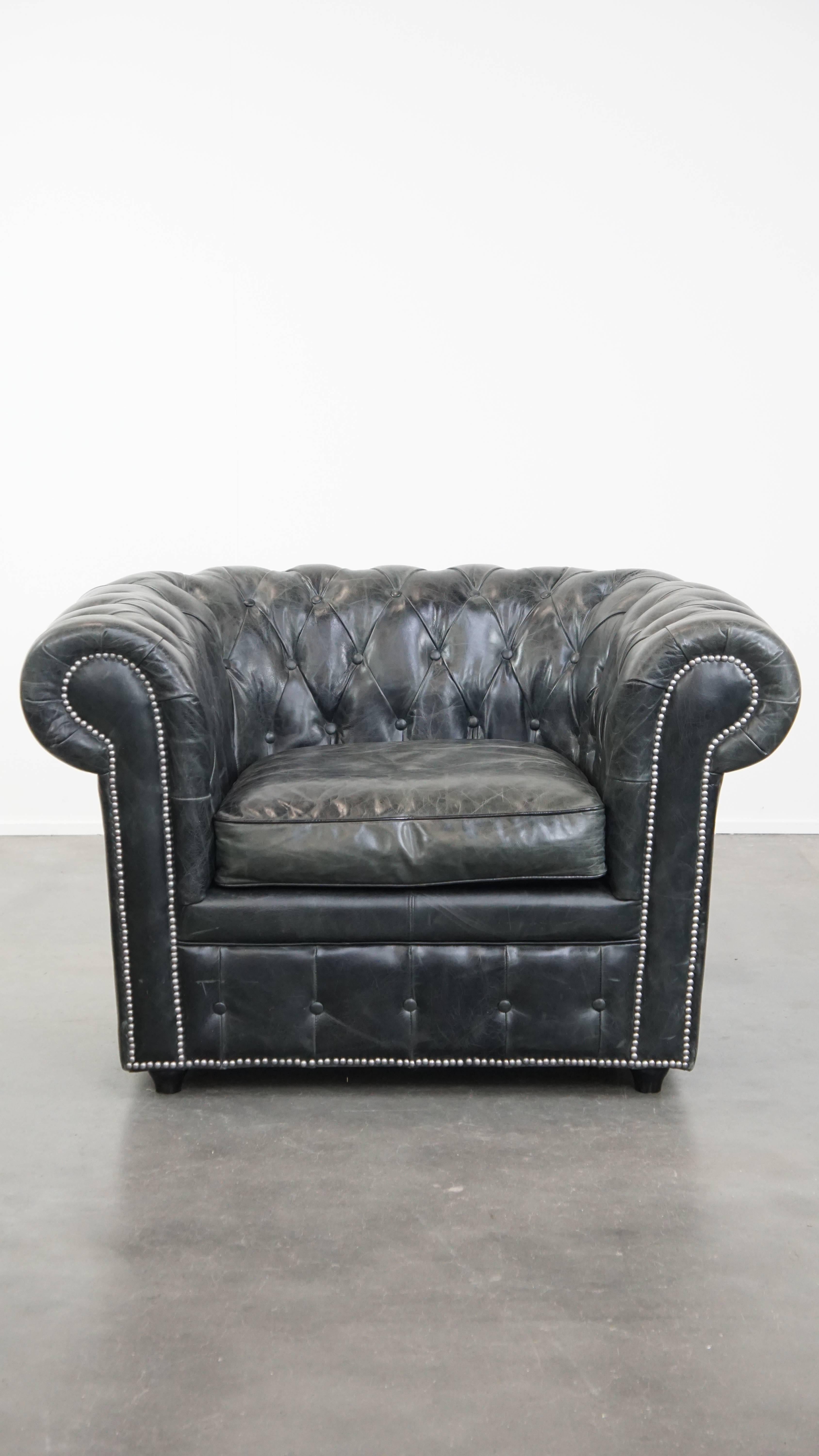 Hier wird dieser geräumige Chesterfield-Sessel aus schwarzem Rindsleder angeboten, der einen auffallenden Charakter hat.

Dieser schöne und zeitlose Chesterfield-Sessel in klassischem Schwarz hat dank seines natürlich genarbten Leders und seiner