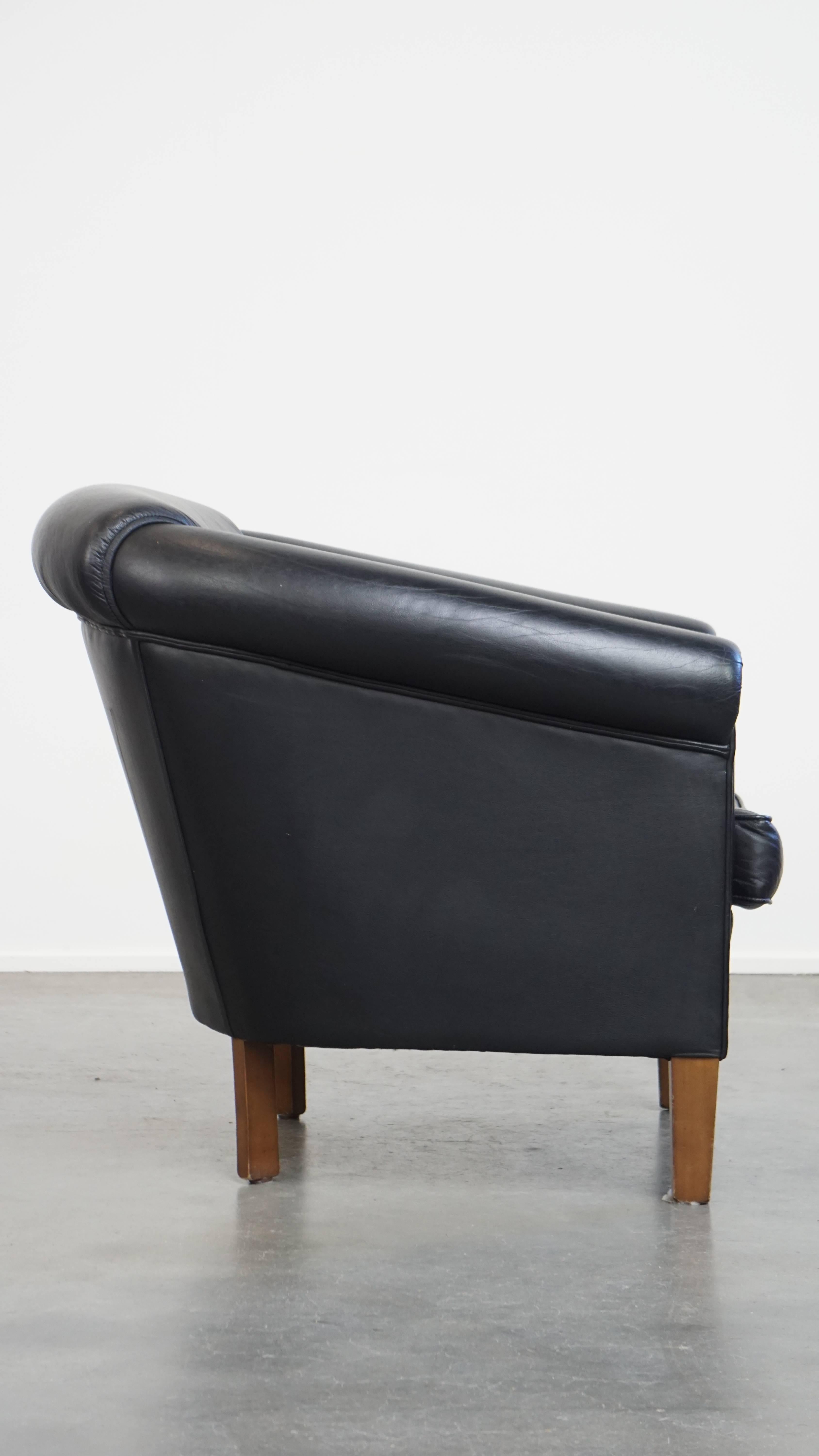 Classical Roman Black Cowhide Leather English-Style Club Chair with a Timeless Design For Sale
