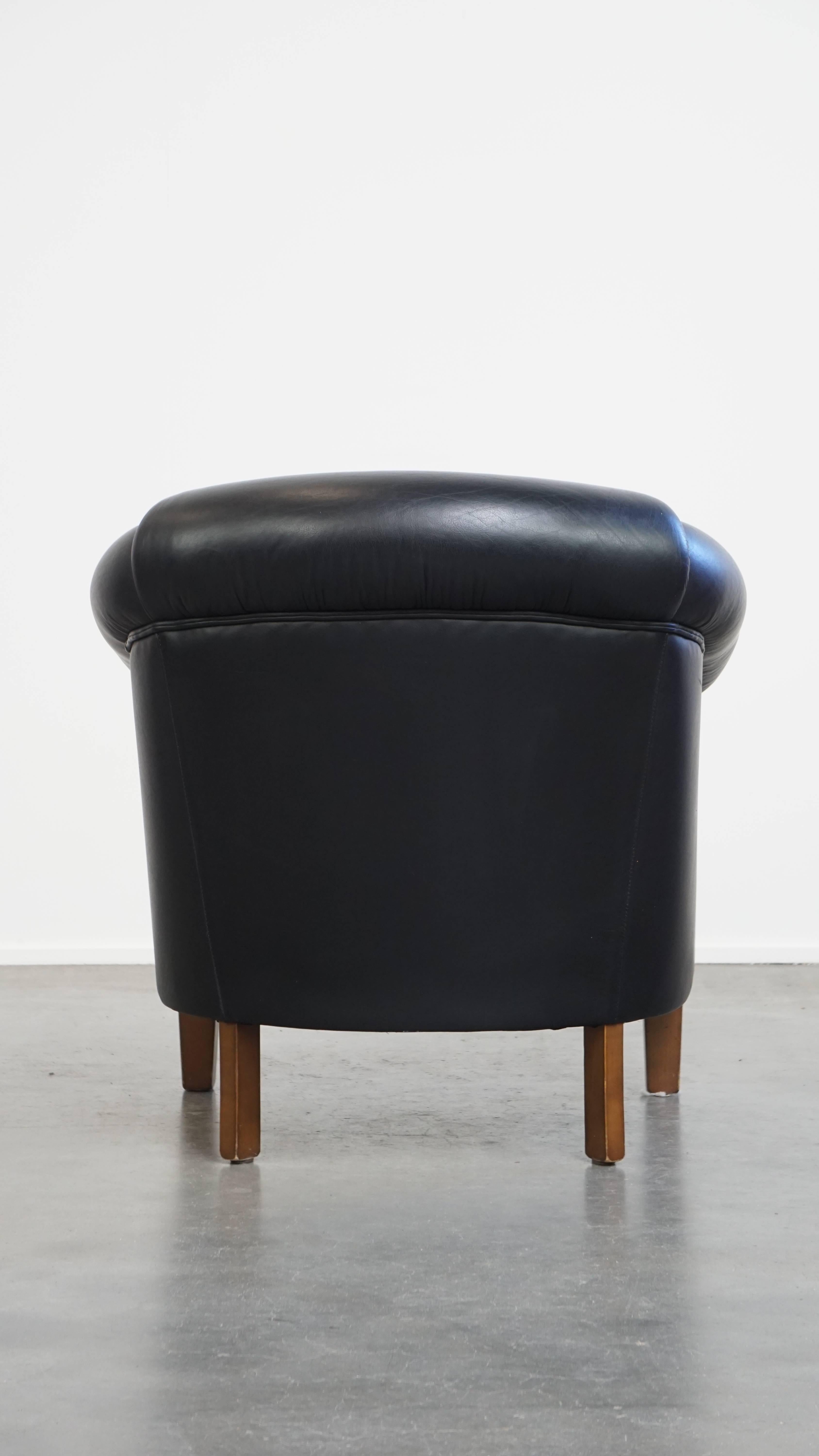 Hand-Crafted Black Cowhide Leather English-Style Club Chair with a Timeless Design For Sale