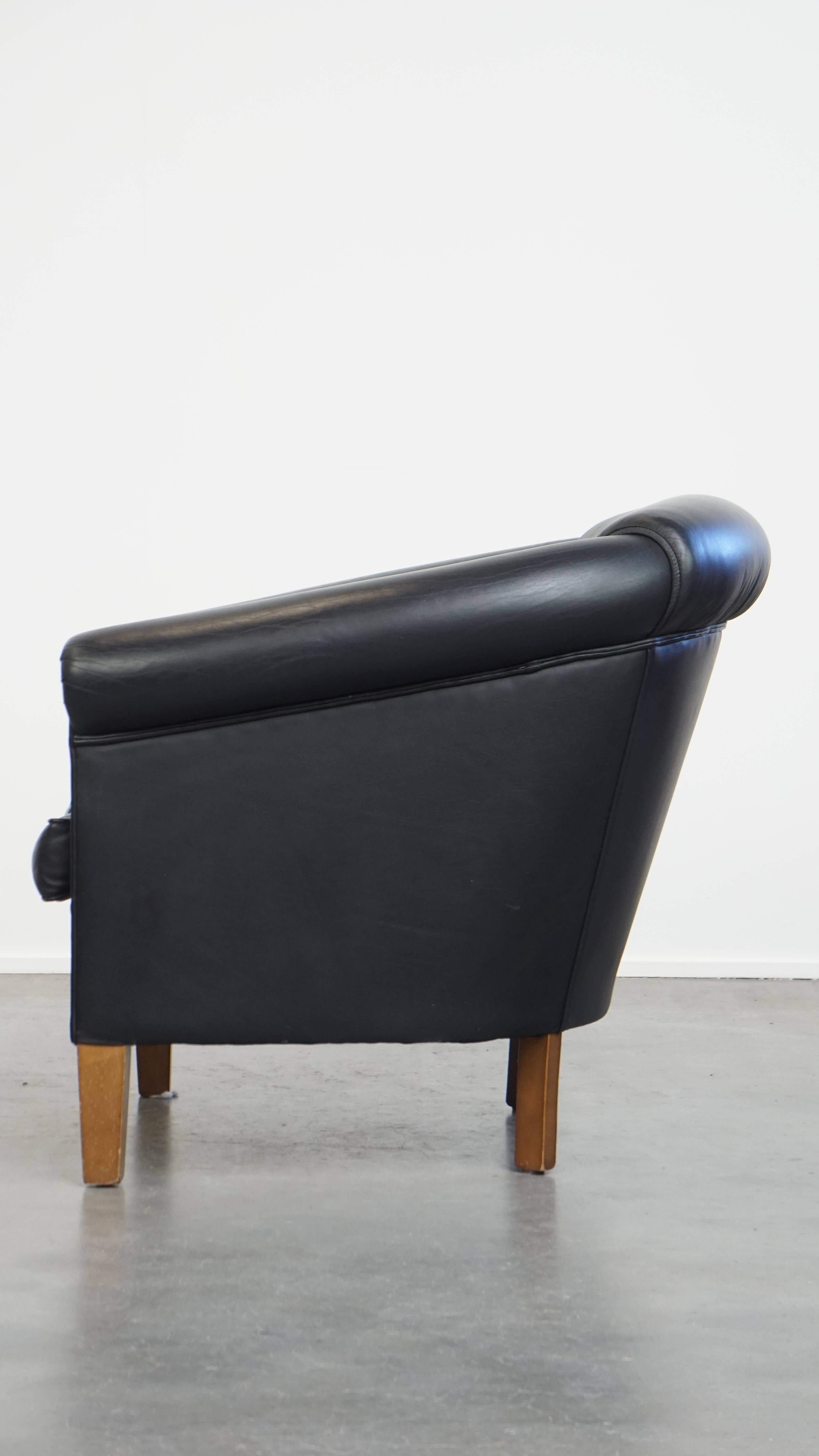 Black Cowhide Leather English-Style Club Chair with a Timeless Design In Good Condition For Sale In Harderwijk, NL