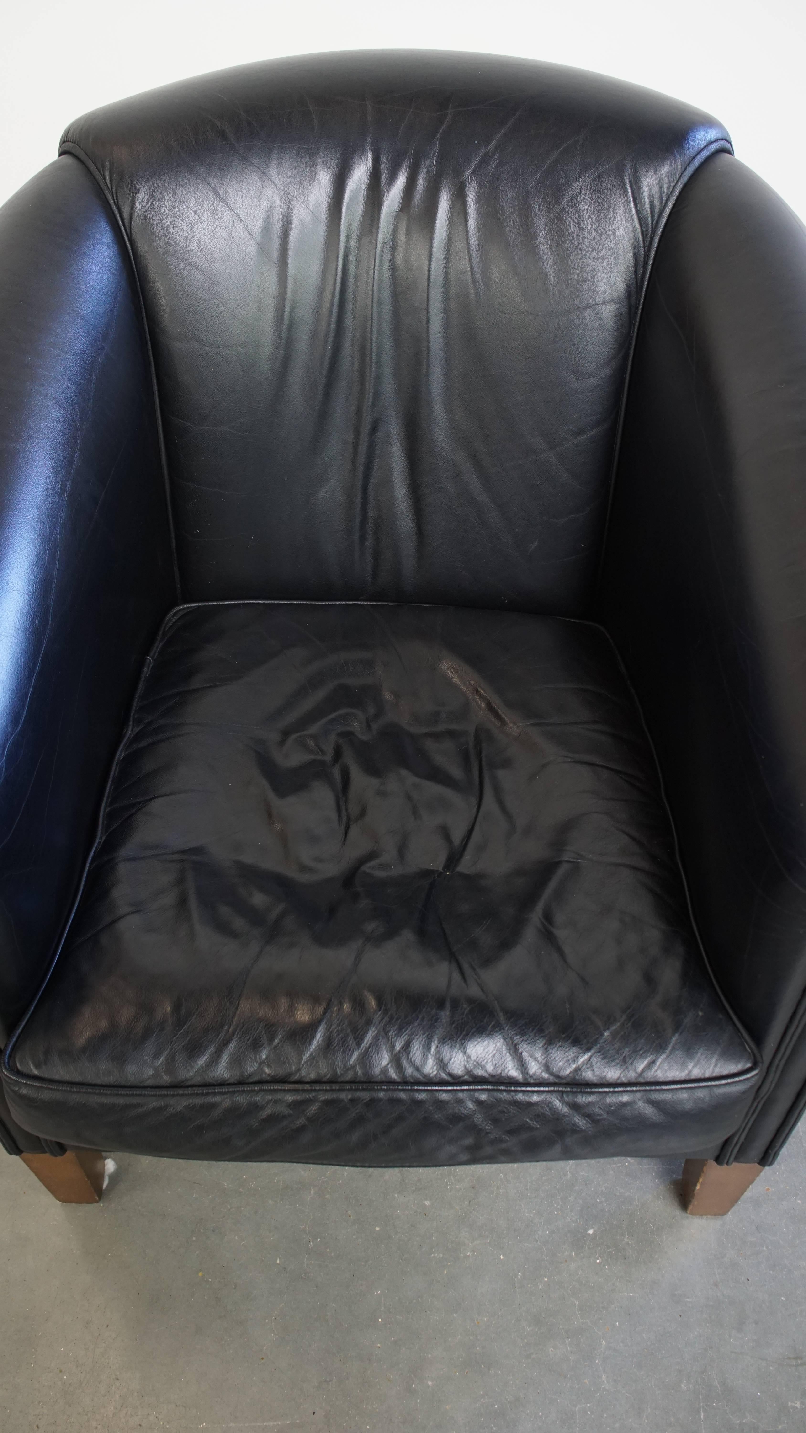 20th Century Black Cowhide Leather English-Style Club Chair with a Timeless Design For Sale