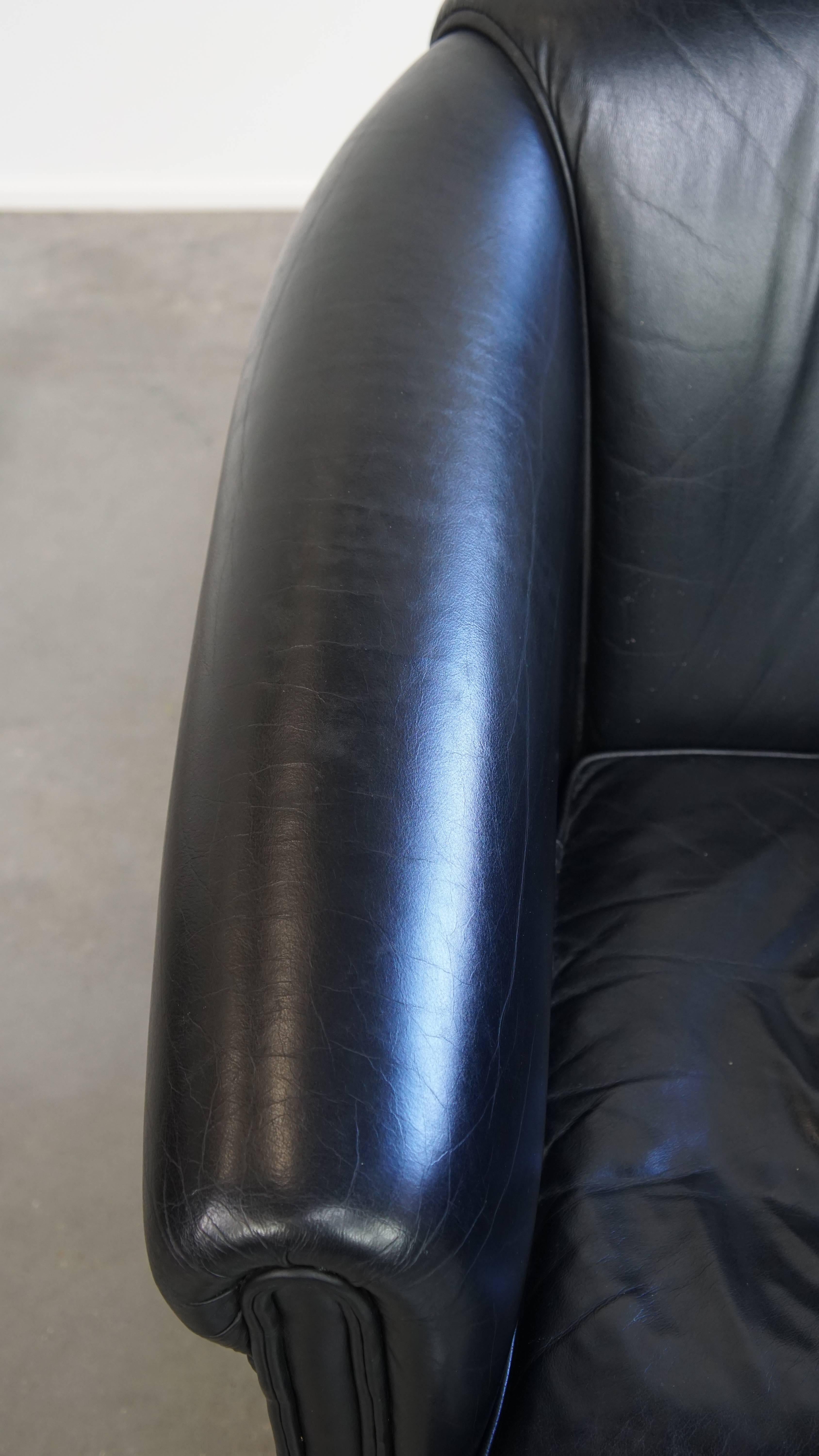 Black Cowhide Leather English-Style Club Chair with a Timeless Design For Sale 1