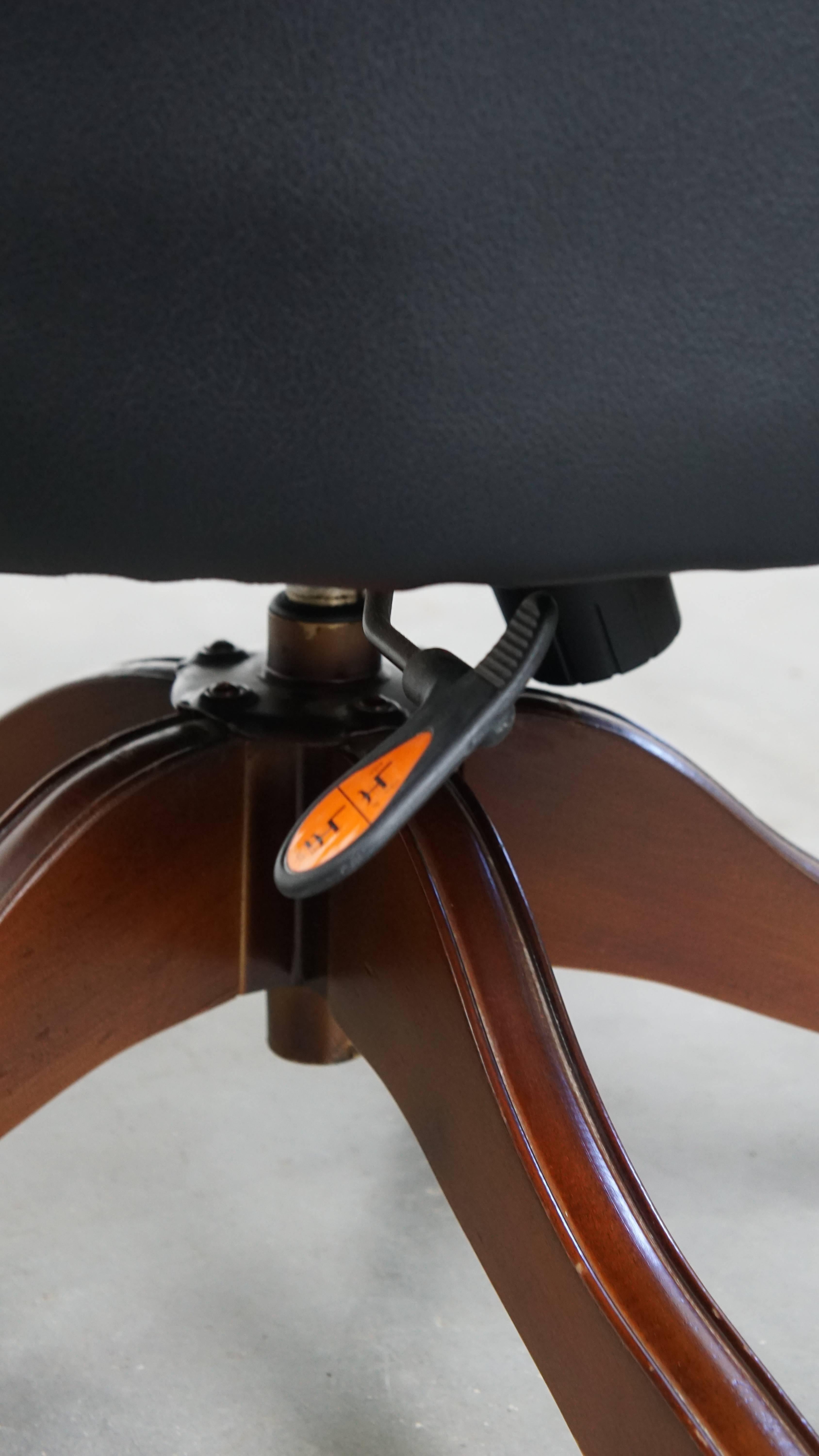 Black Cowhide Leather Office Chair in English Style For Sale 6