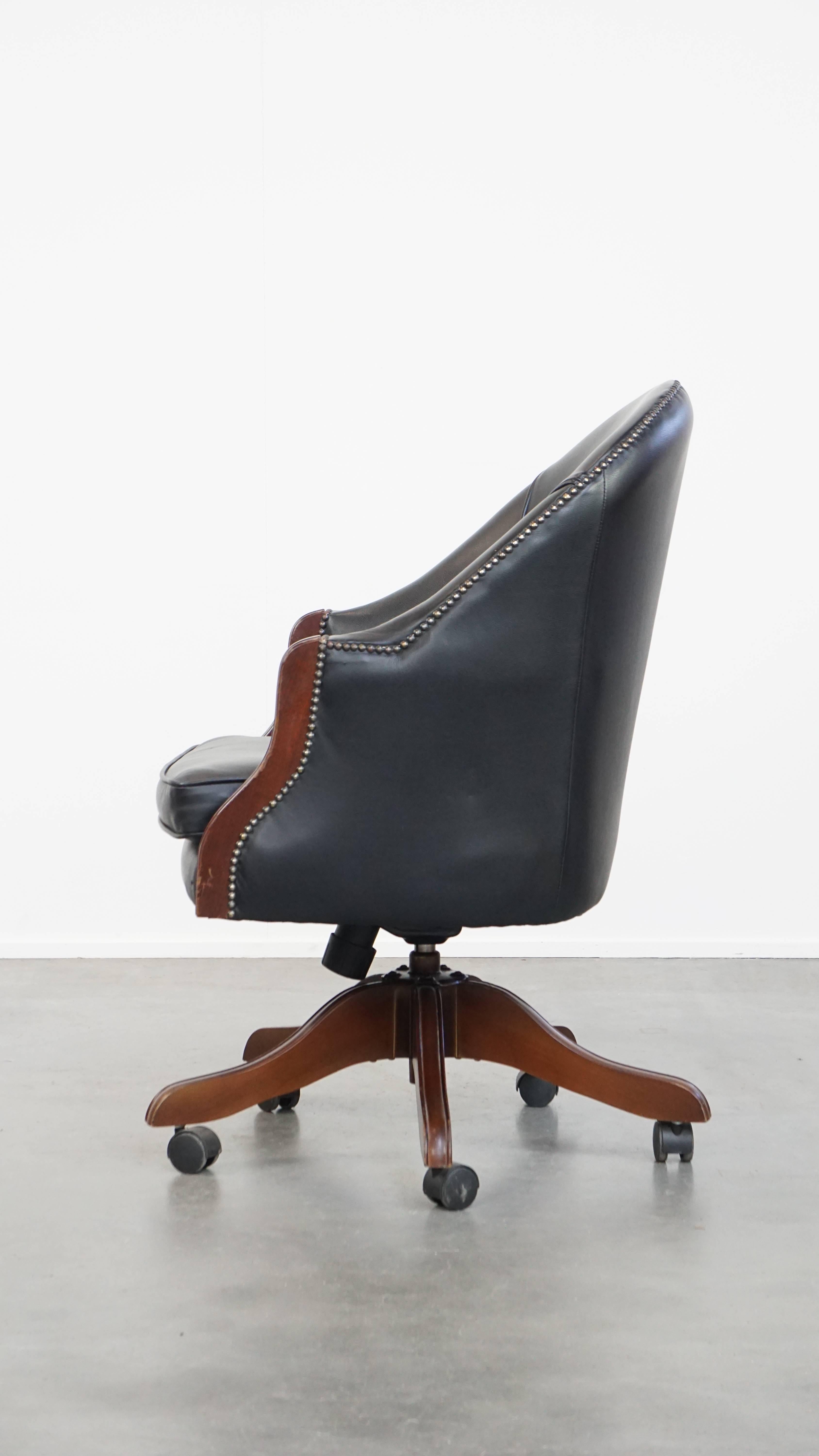 Black Cowhide Leather Office Chair in English Style In Good Condition For Sale In Harderwijk, NL