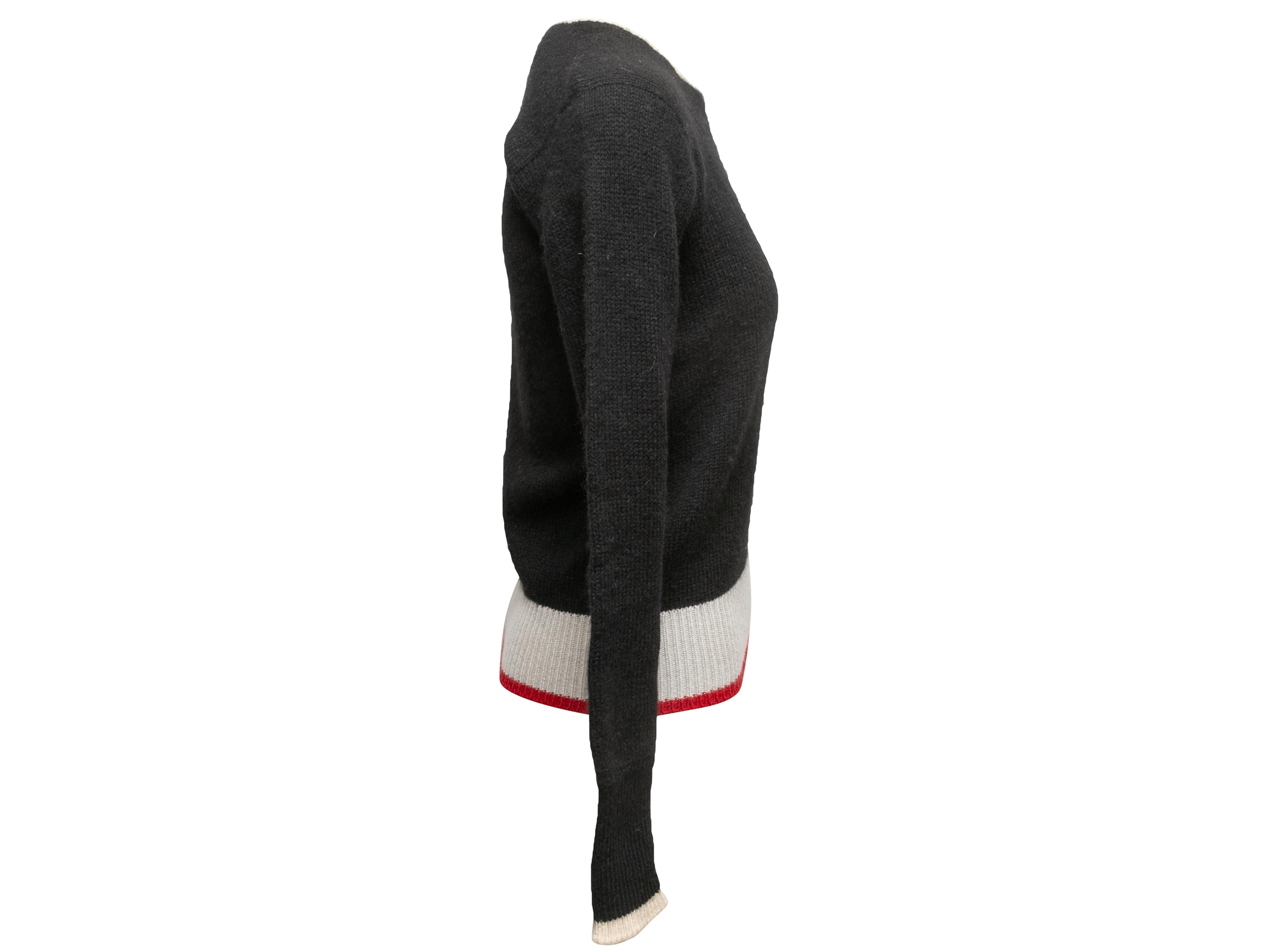 Pull en cachemire intarsia CC noir et crème de Chanel. Col ras du cou. Manches longues. Poitrine 38