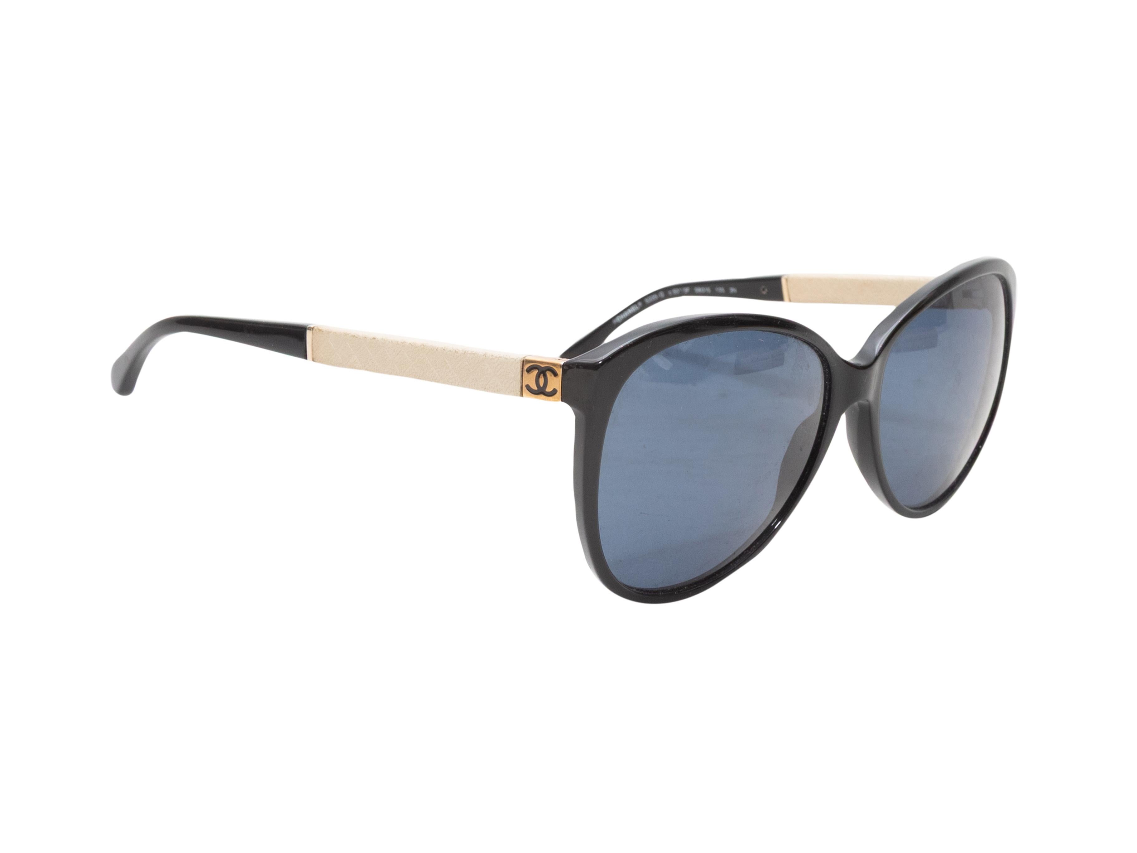 Occhiali da sole CC neri e crema di Chanel. Dettagli trapuntati sulle braccia. Lenti colorate blu. Altezza 2,25