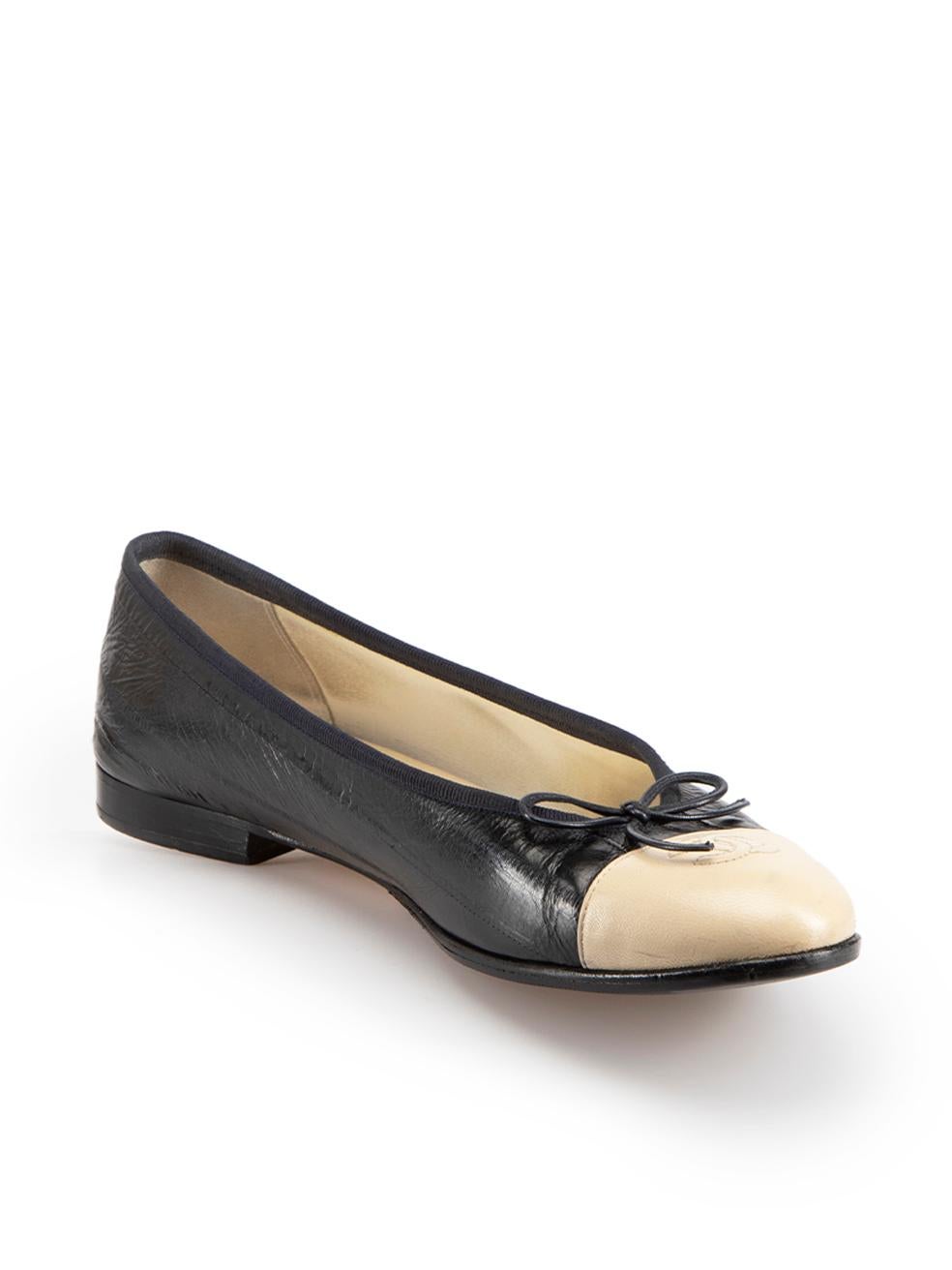 CONDITION is Very good. Minimal wear to shoes is evident. Minimal wear to the toes with scuff marks on this used Chanel designer resale item. These shoes come with original dust bag.



Details


Black

Eel leather

Ballet flats

Cream leather toe