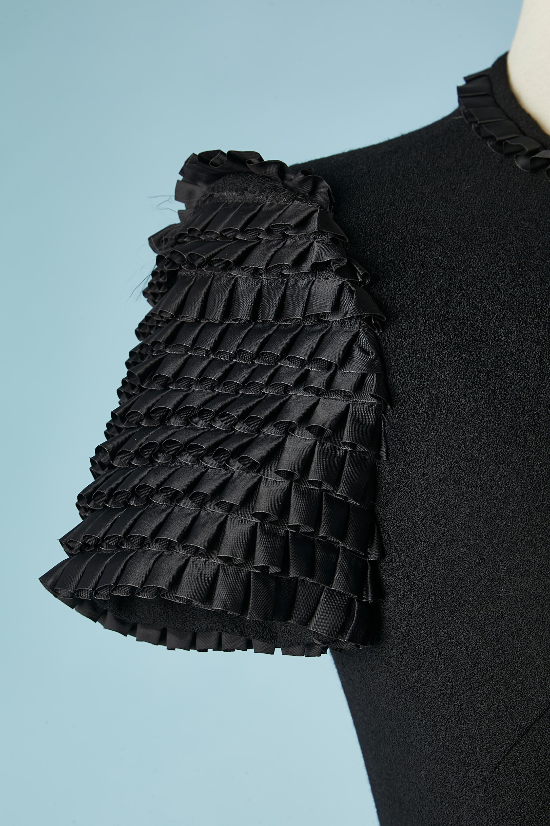 Robe de cocktail en crêpe noir avec rubans noirs à volants Circa 1960's Excellent état - En vente à Saint-Ouen-Sur-Seine, FR