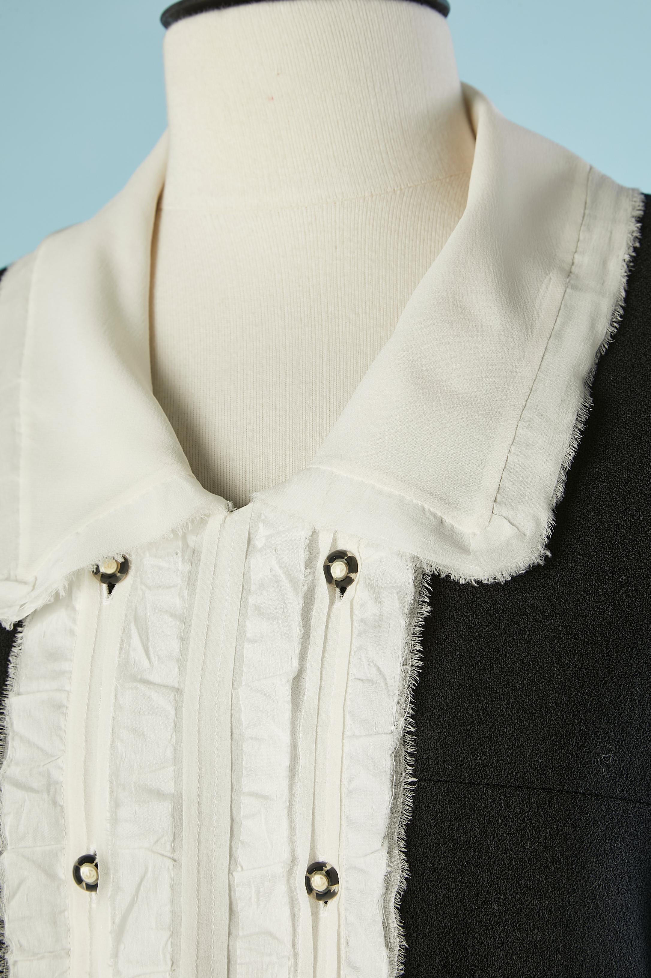 Black crêpe double-breasted jacket with silk chiffon breastplate.
Main fabric composition: wool. Inset ( chiffon) 69% silk, 27% cotton, 3% rayon, 1% metal. Lining: 95% silk, 5% elastane ( jacquard branded 