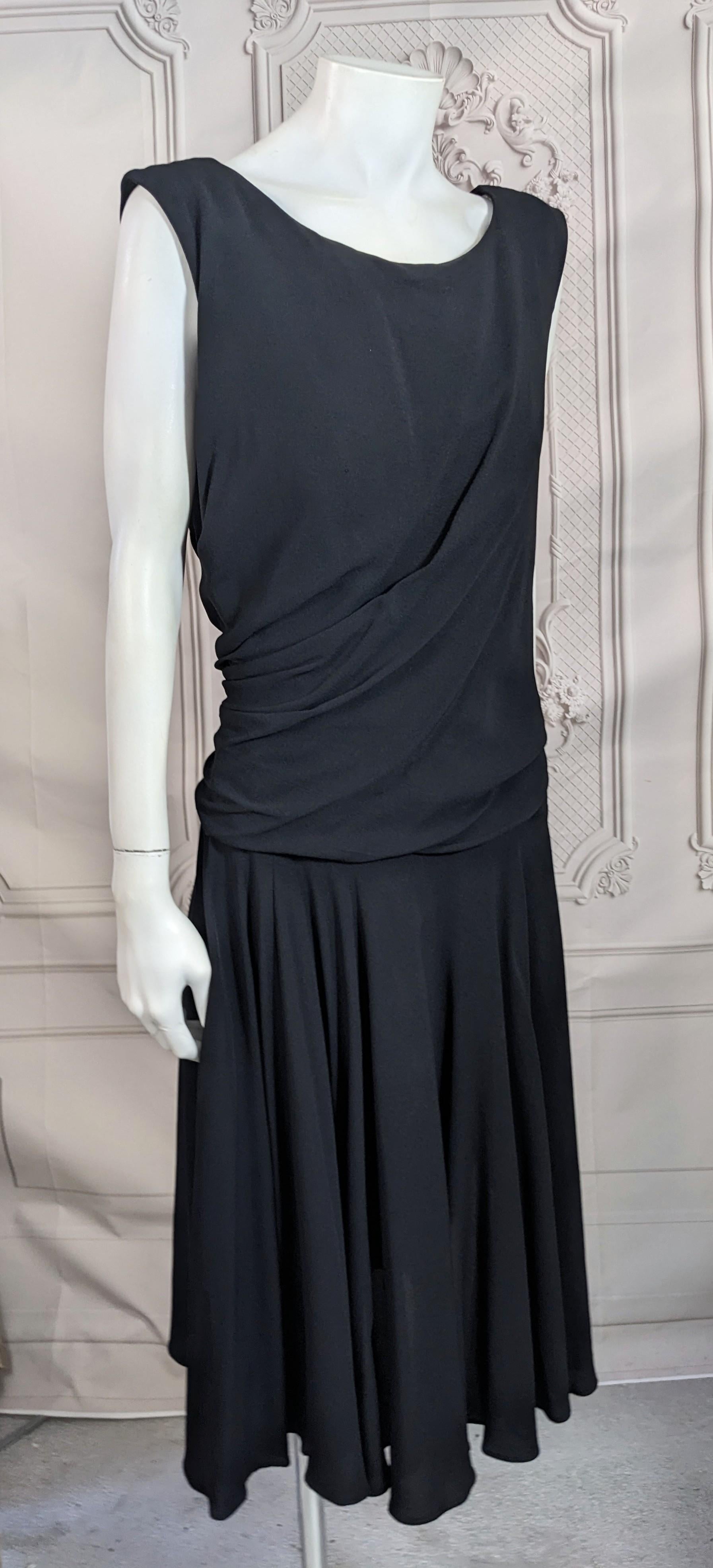 Schwarzes drapiertes und ausgestelltes Mid-Century-Kleid aus Krepp für Damen oder Herren im Angebot