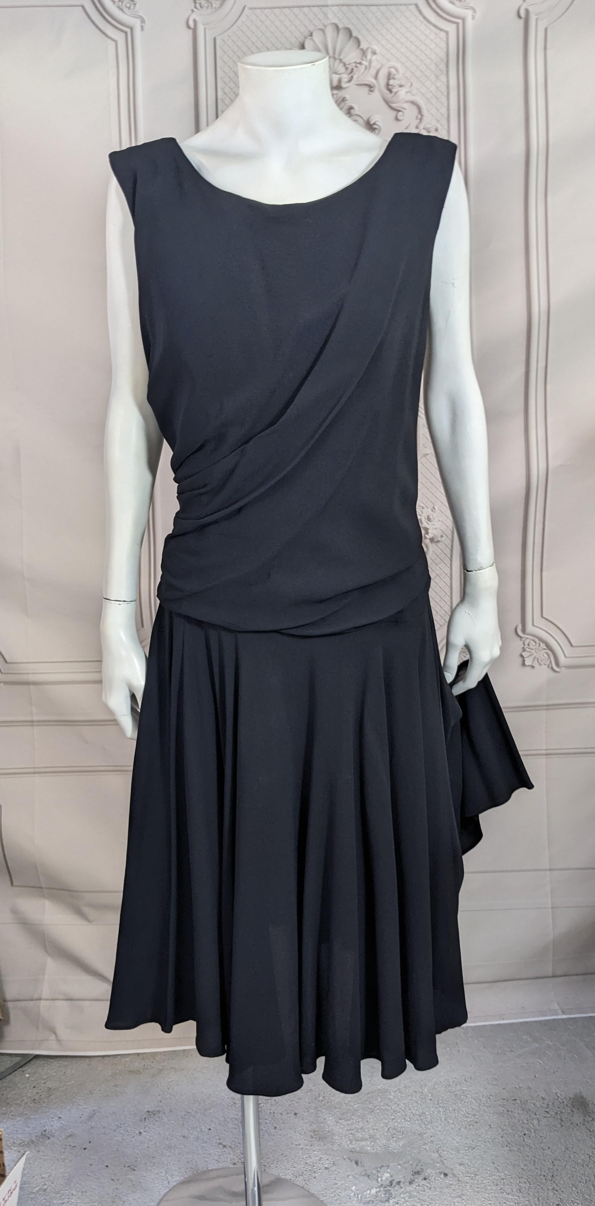 Schwarzes drapiertes und ausgestelltes Mid-Century-Kleid aus Krepp im Angebot 1
