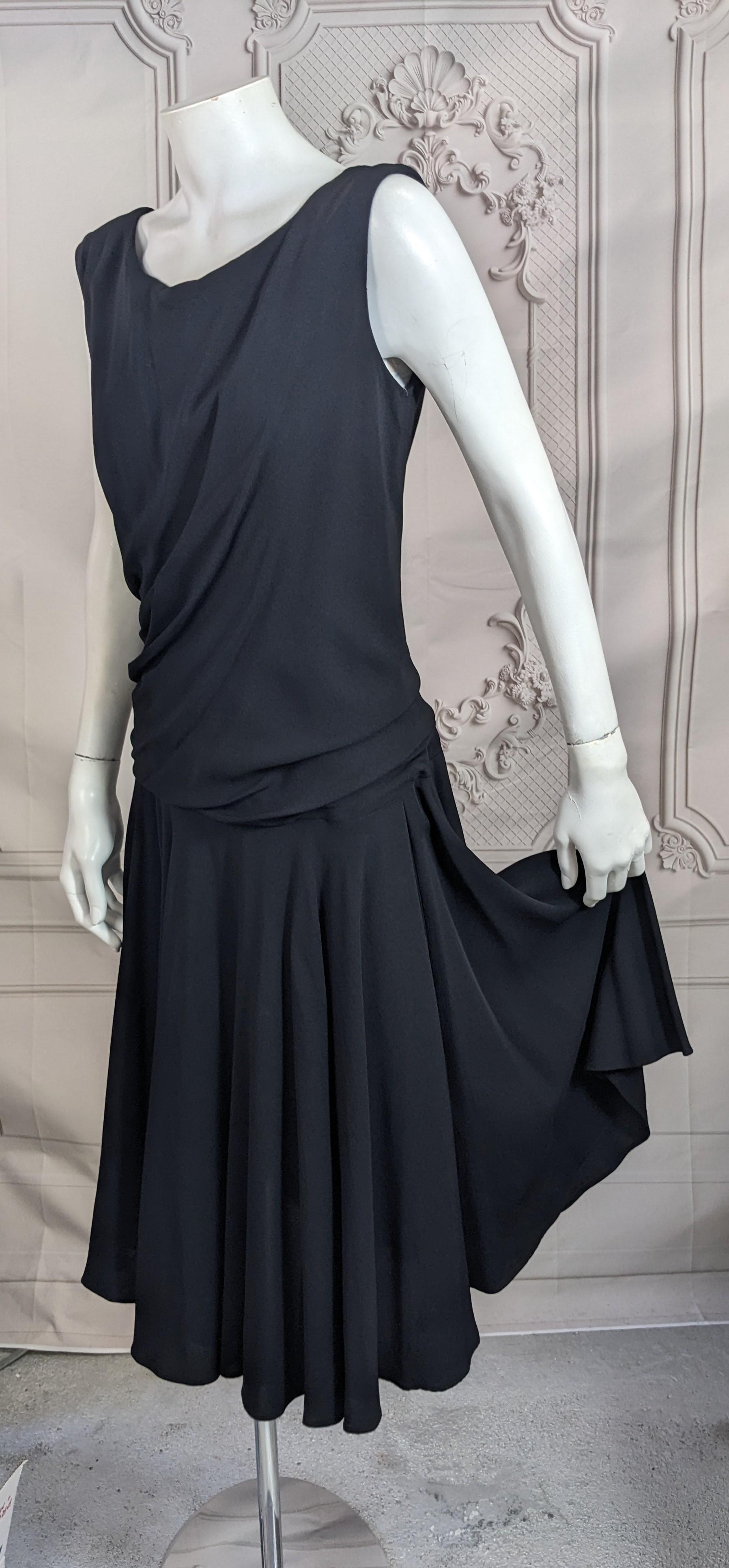 Schwarzes drapiertes und ausgestelltes Mid-Century-Kleid aus Krepp im Angebot 2