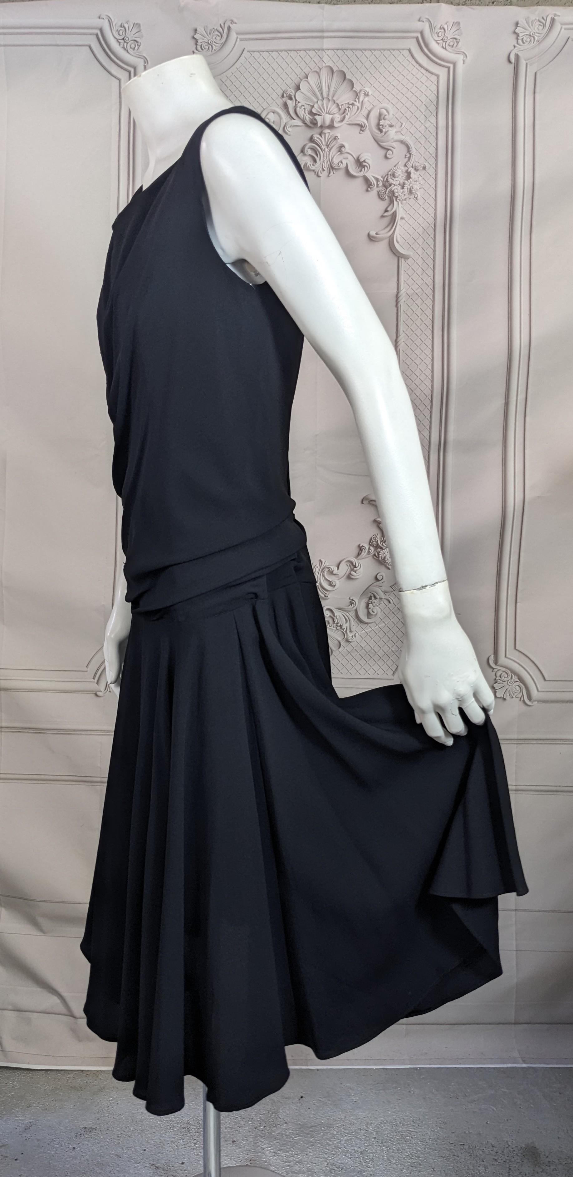 Schwarzes drapiertes und ausgestelltes Mid-Century-Kleid aus Krepp im Angebot 3
