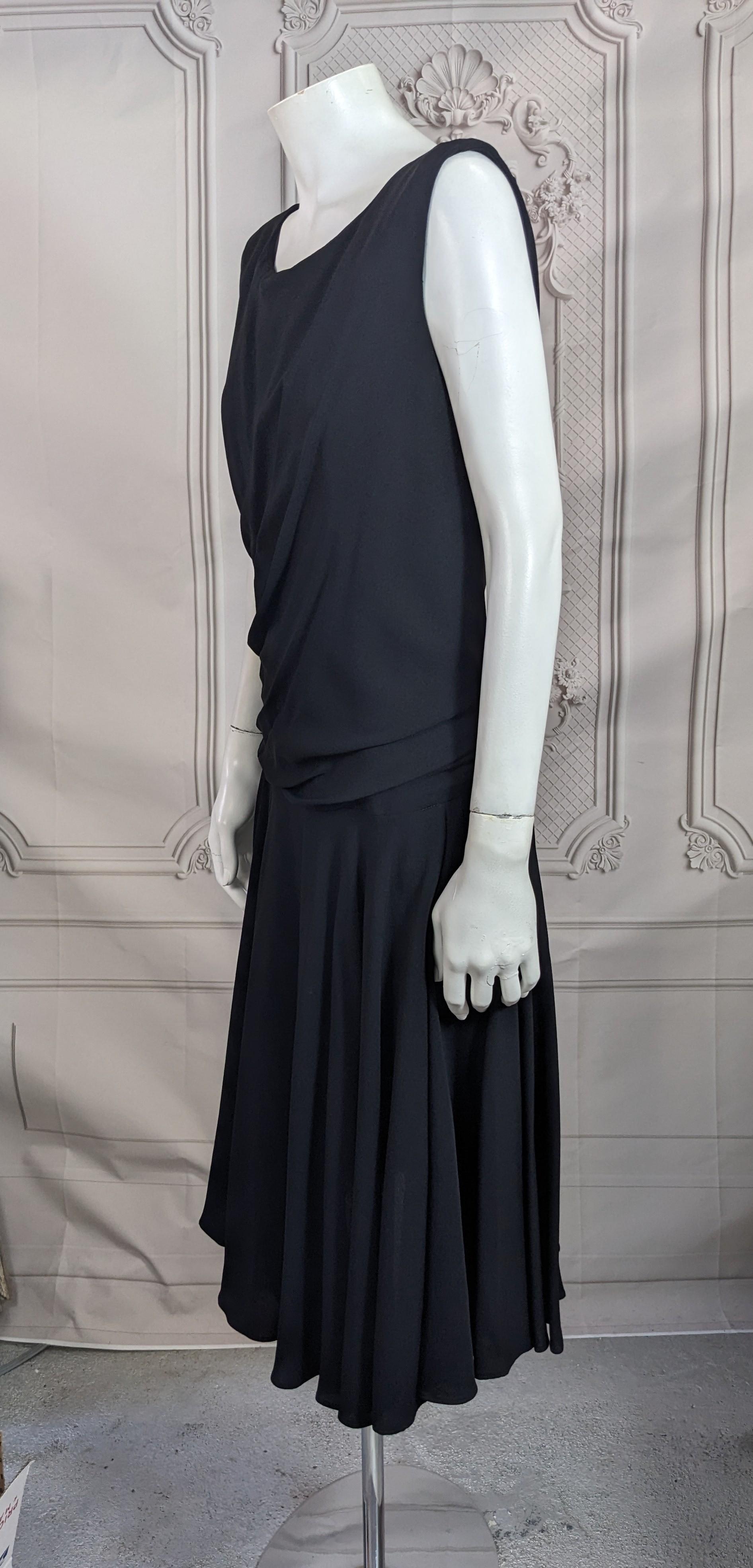 Schwarzes drapiertes und ausgestelltes Mid-Century-Kleid aus Krepp im Angebot 4