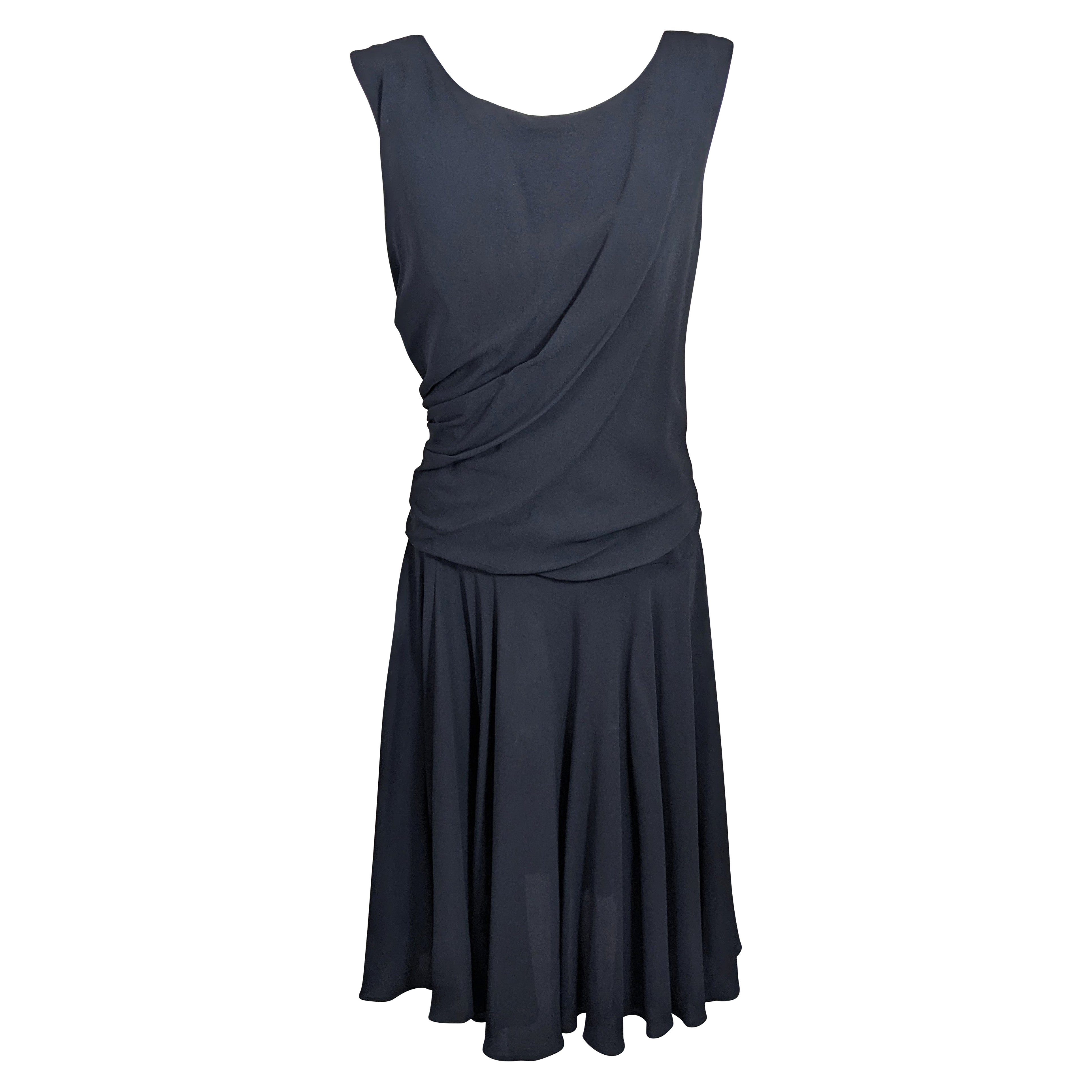 Robe mi-siècle drapée et évasée en crêpe noir