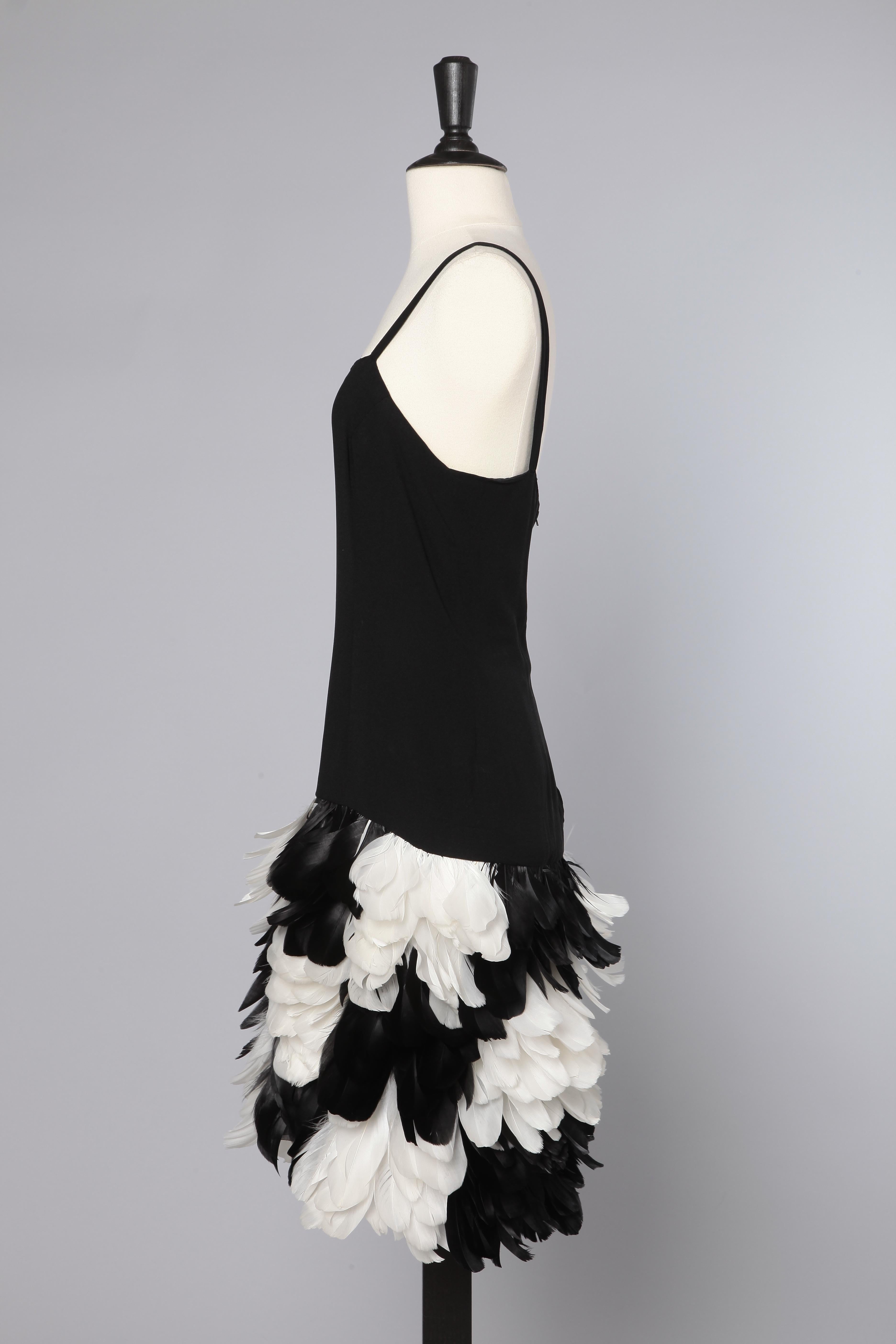 Black crêpe dress with black and white feather In Excellent Condition In Saint-Ouen-Sur-Seine, FR