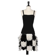 Schwarzes Crêpe-Kleid mit schwarzer und weißer Feder 
