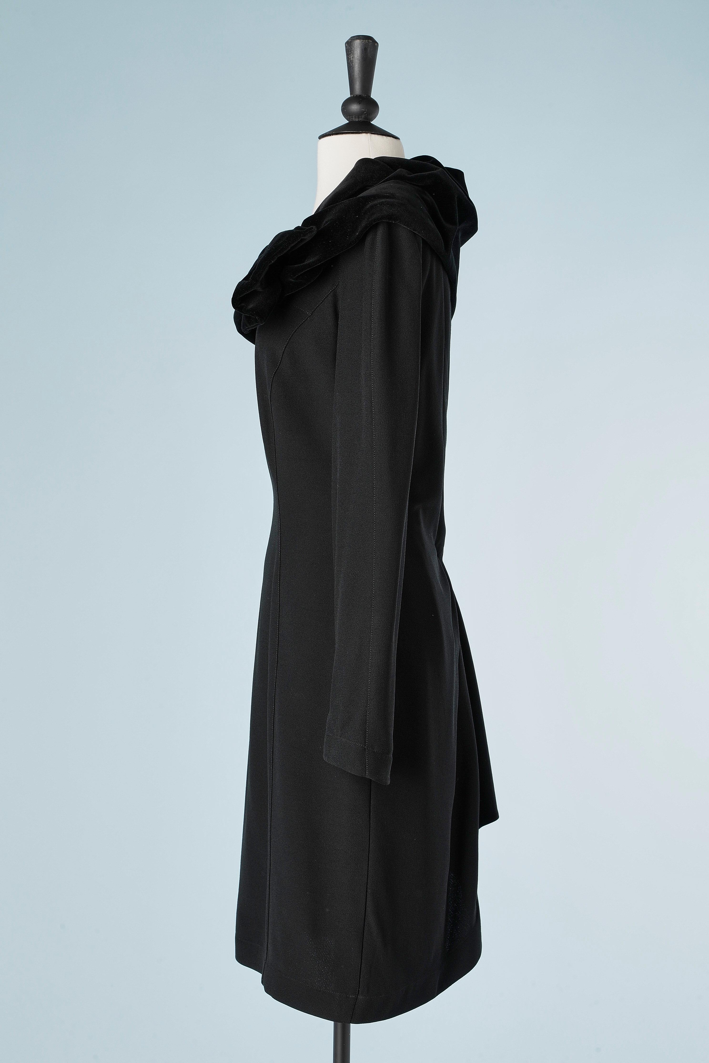 Black crêpe dress with black velvet drape neckline Thierry Mugler  In Excellent Condition For Sale In Saint-Ouen-Sur-Seine, FR