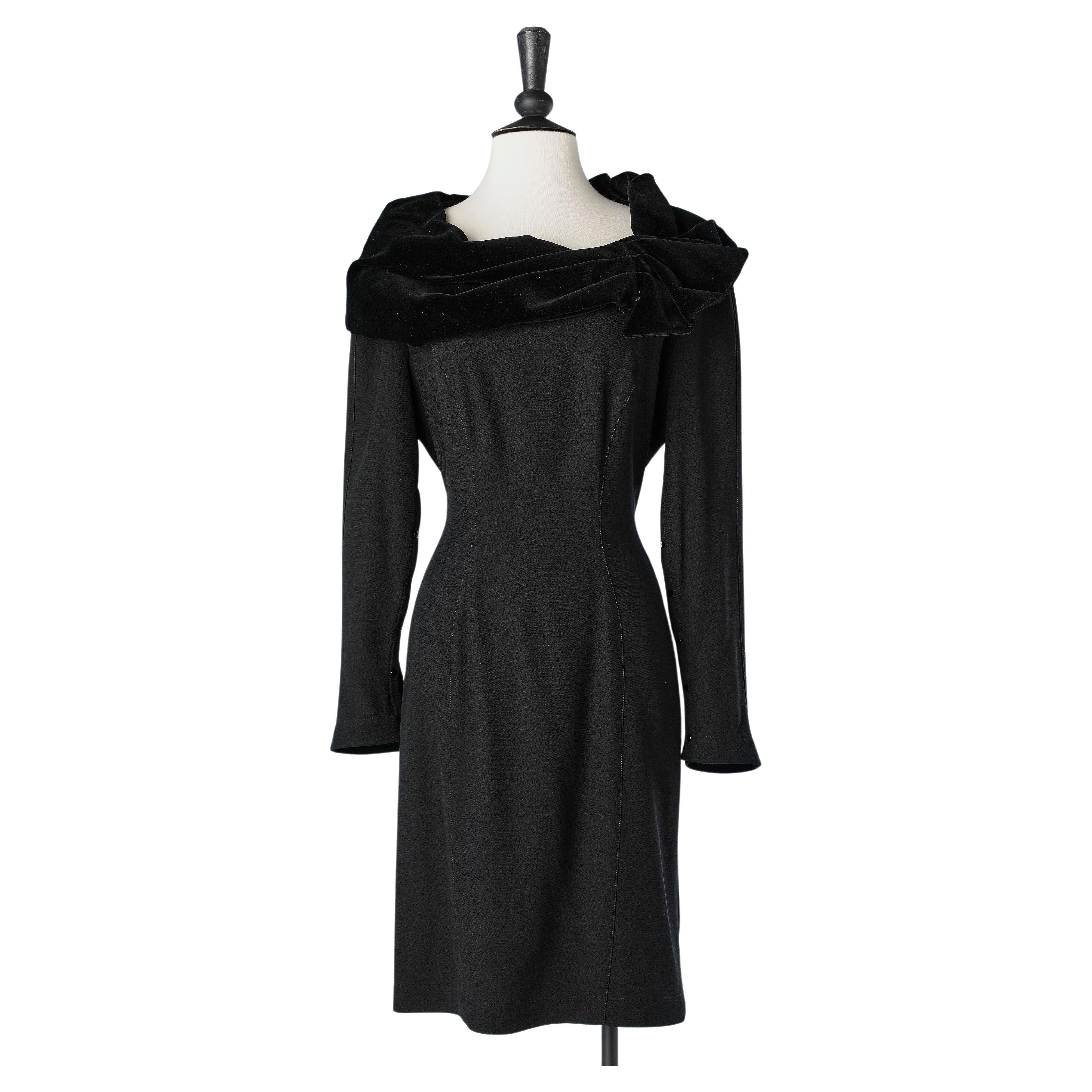 Robe en crêpe noir avec encolure drapée en velours noir Thierry Mugler  en vente