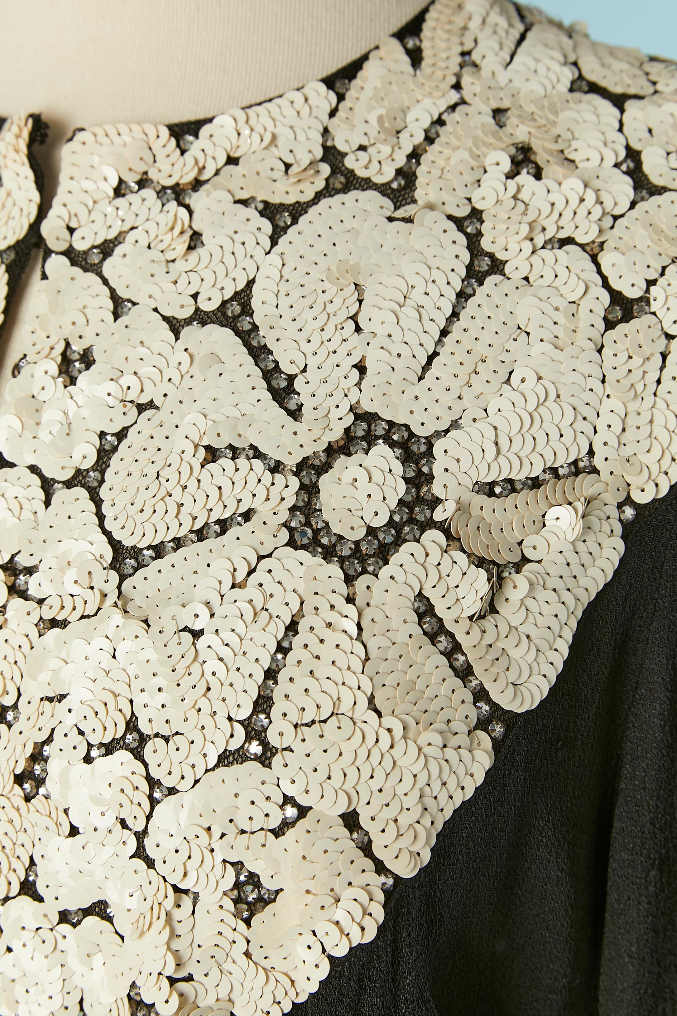 Schwarzes Abendkleid aus Crêpe mit Strass und Pailletten Halle Brothers Co 1940's im Zustand „Hervorragend“ im Angebot in Saint-Ouen-Sur-Seine, FR