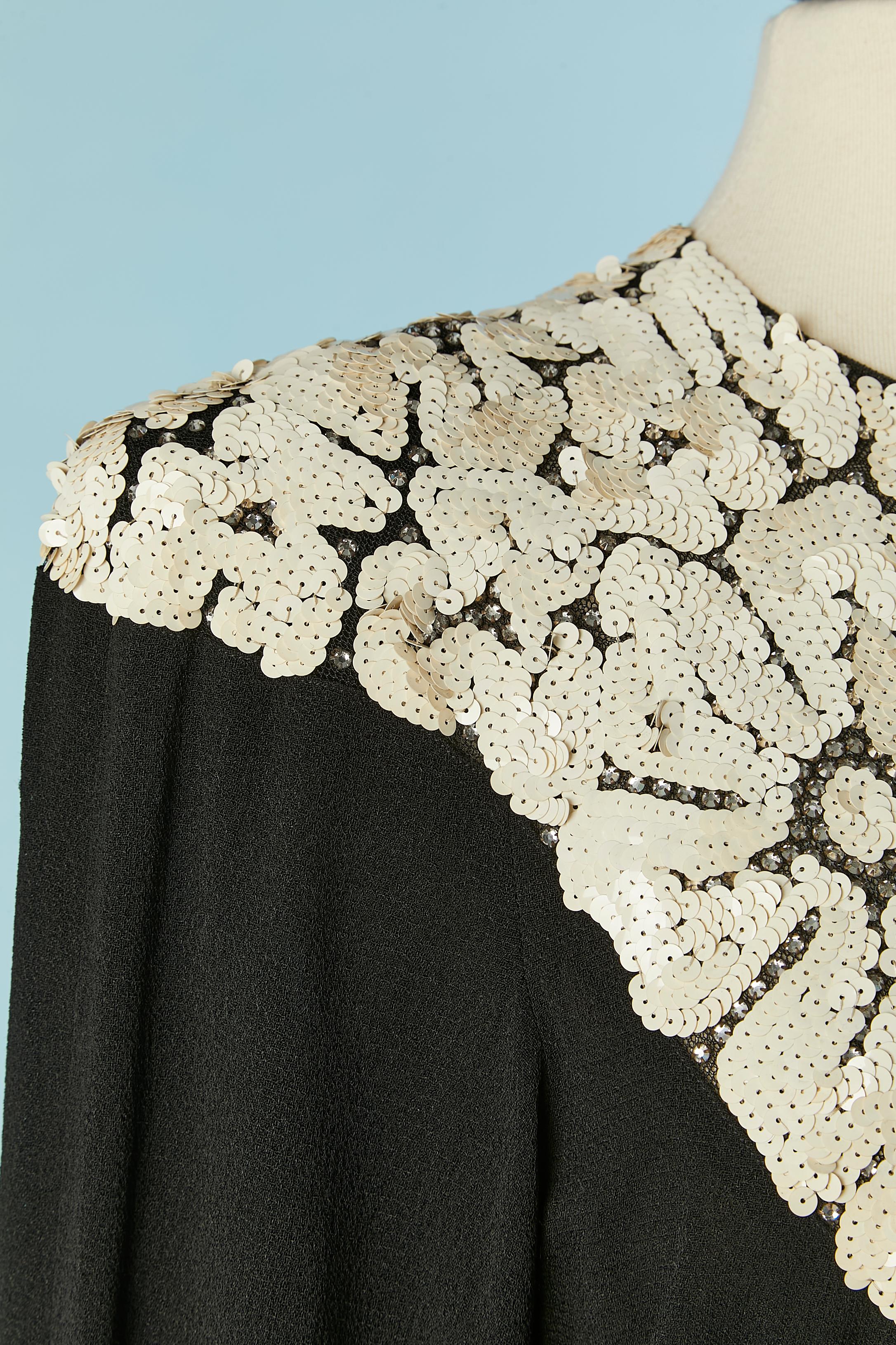 Schwarzes Abendkleid aus Crêpe mit Strass und Pailletten Halle Brothers Co 1940's Damen im Angebot