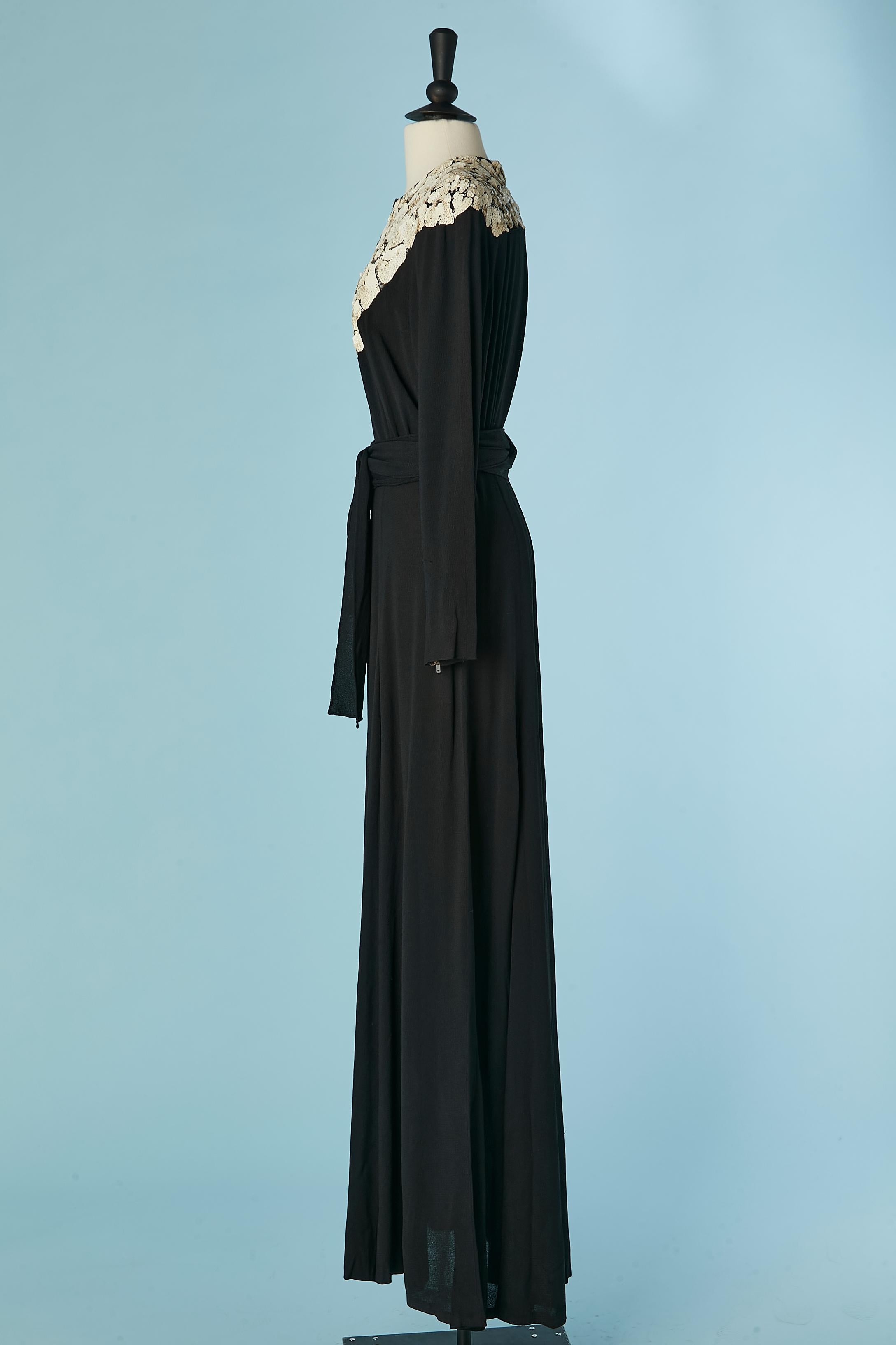 Schwarzes Abendkleid aus Crêpe mit Strass und Pailletten Halle Brothers Co 1940's im Angebot 1
