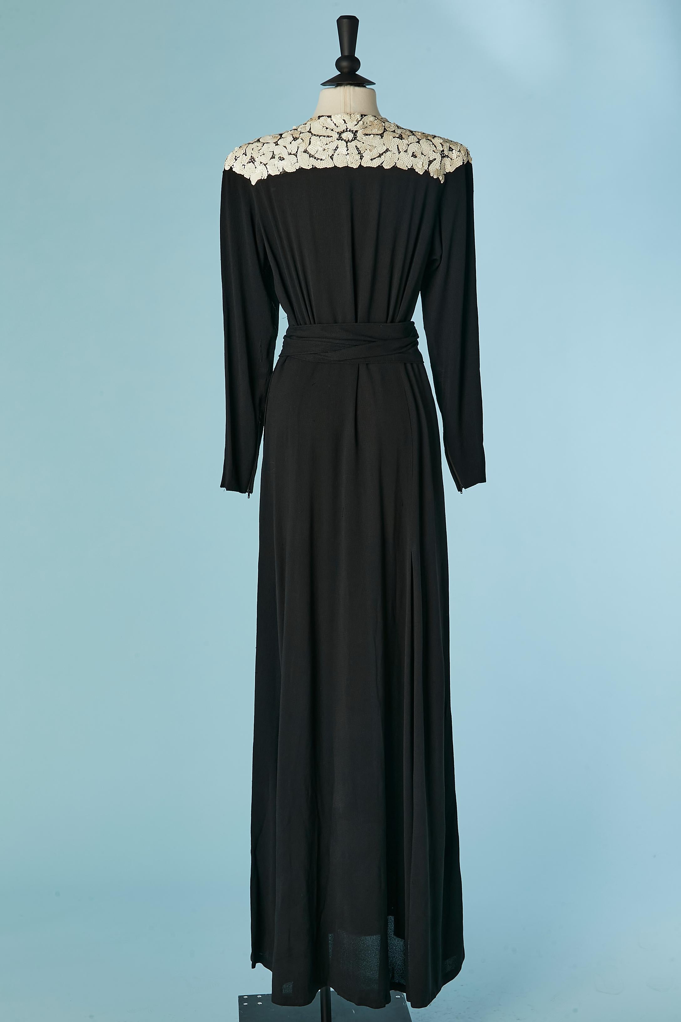 Schwarzes Abendkleid aus Crêpe mit Strass und Pailletten Halle Brothers Co 1940's im Angebot 2