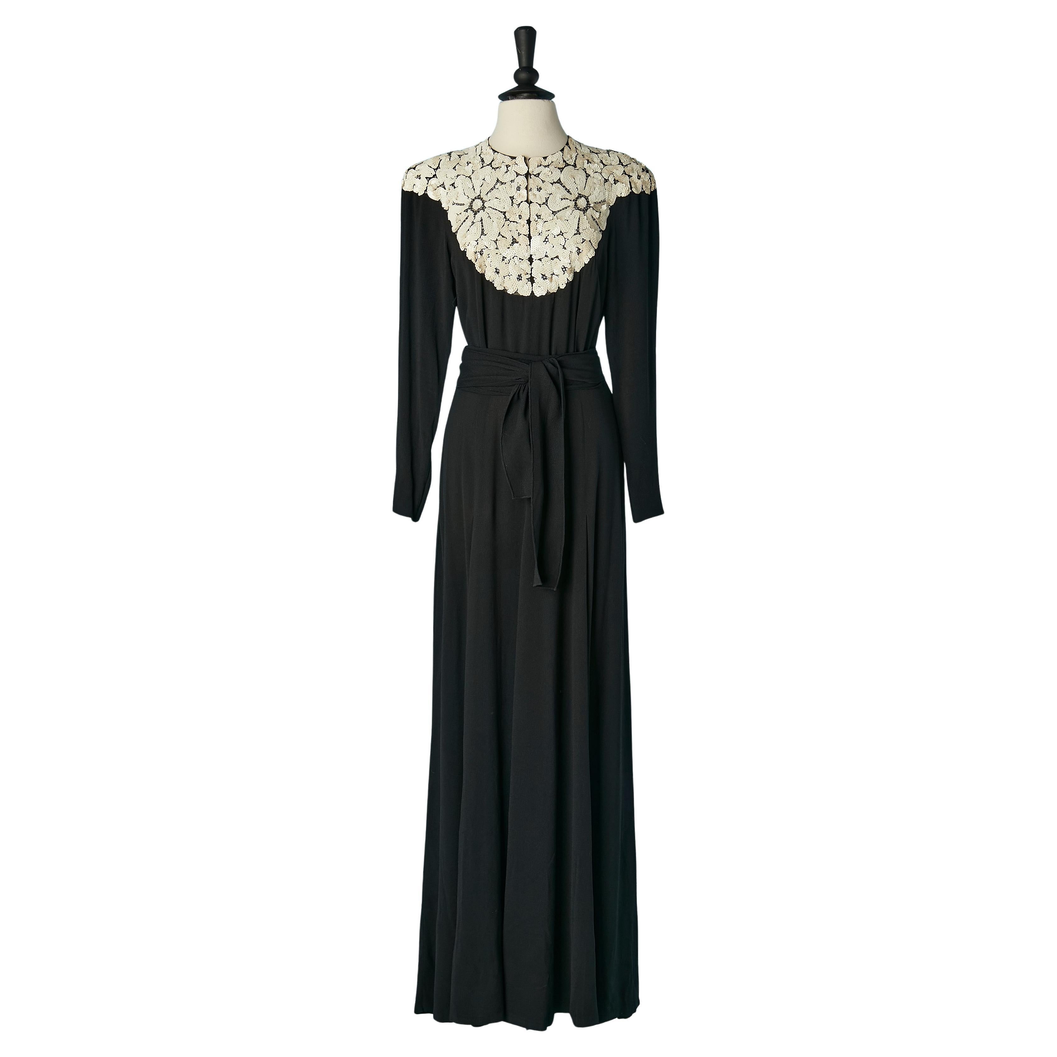 Robe de soirée en crêpe noir avec strass et paillettes Halle Brothers Co 1940's