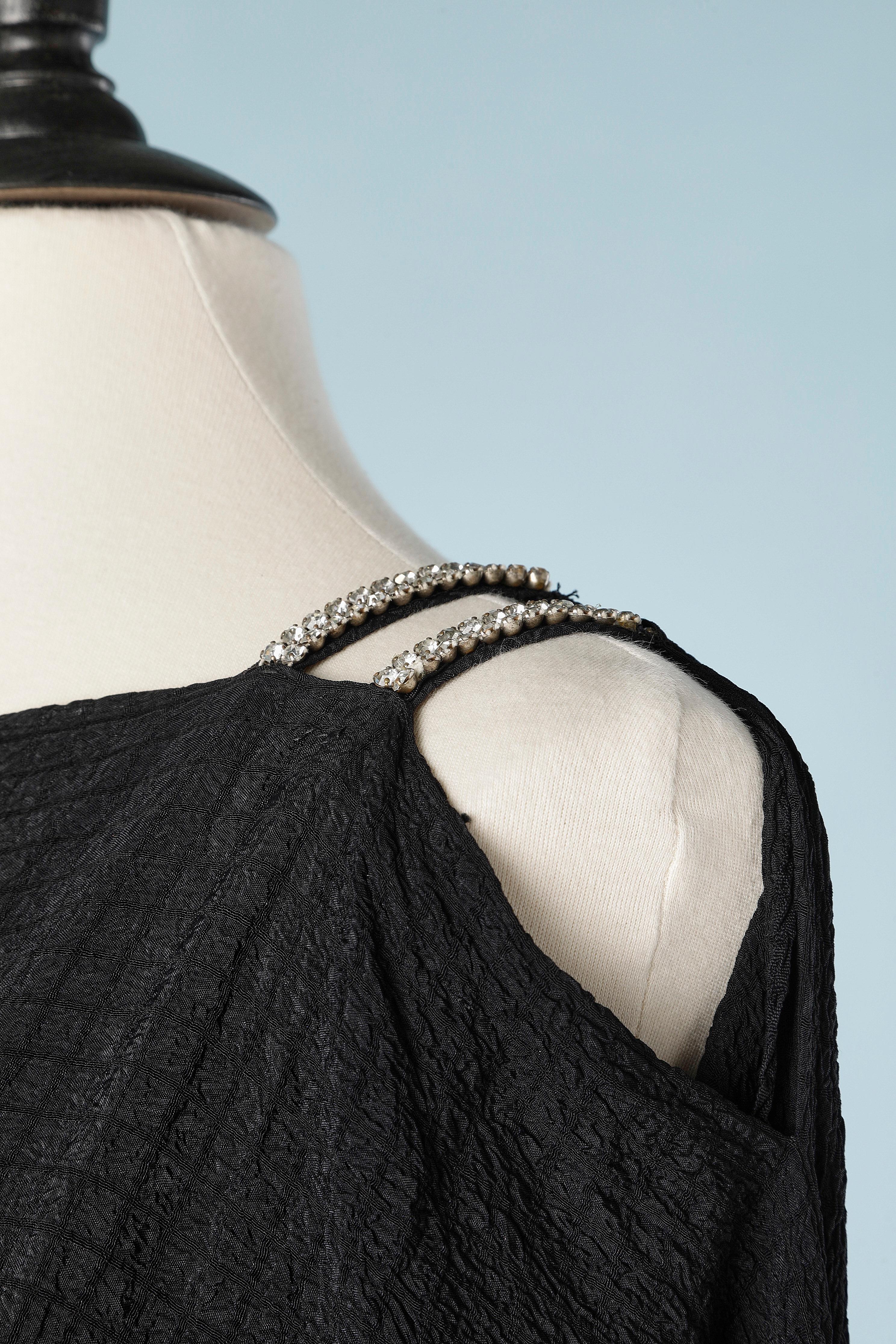 Robe du soir en crêpe noir avec bretelles et ceinture en strass Circa 1930  Pour femmes en vente