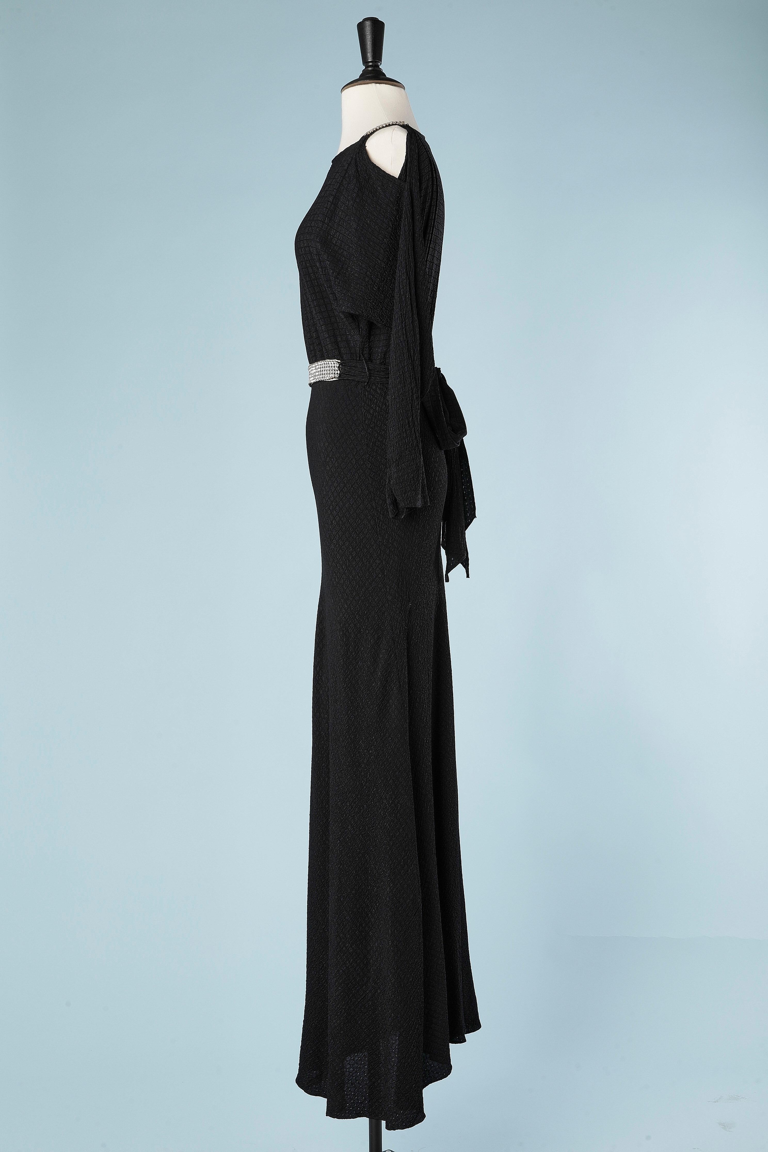 Robe du soir en crêpe noir avec bretelles et ceinture en strass Circa 1930  en vente 1