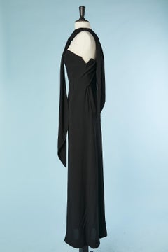 Schwarzes Abendkleid aus Crêpe mit Schalkragen Jacques Griffe Winter 1963