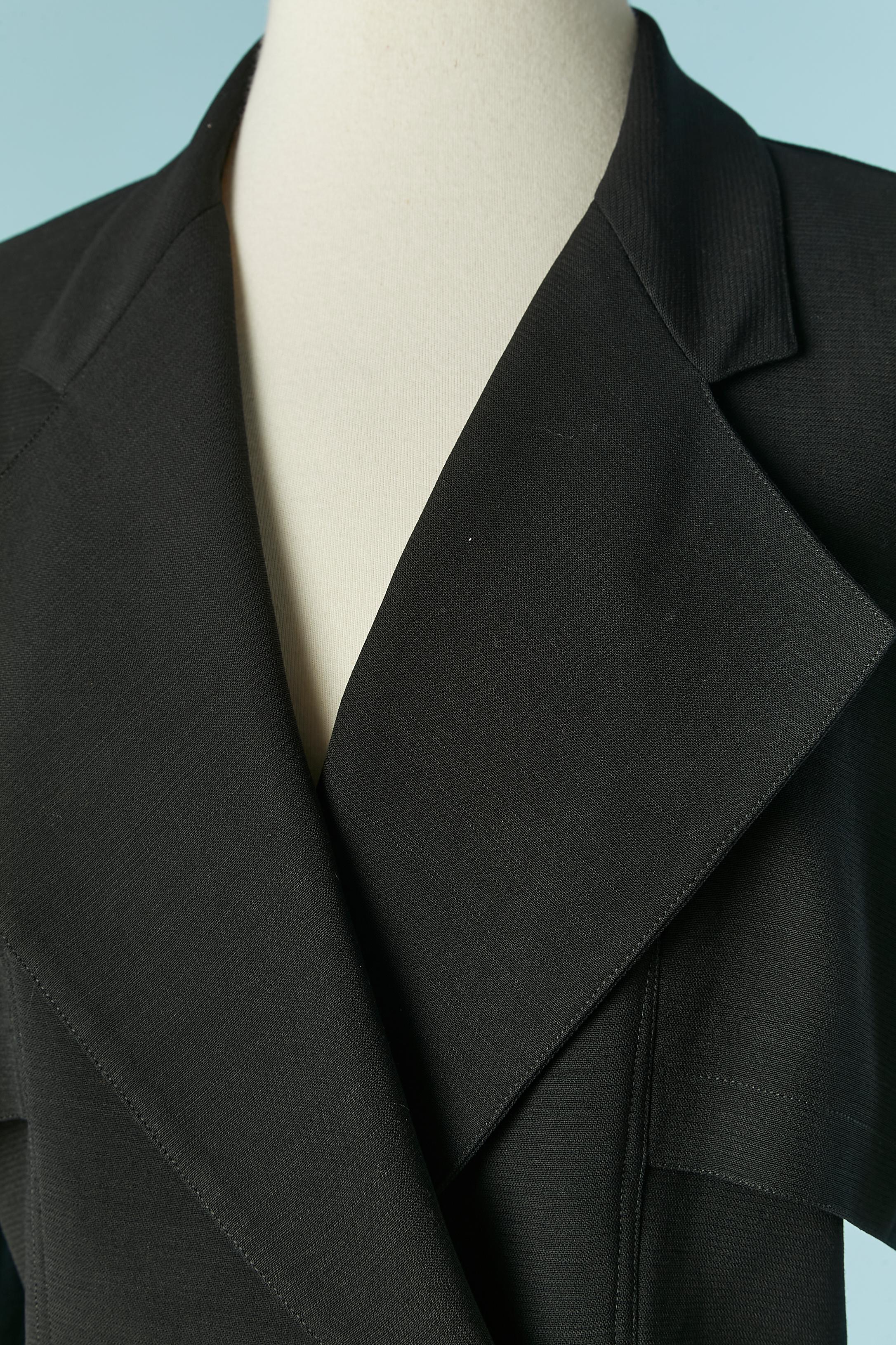 Black crêpe rayon double-breasted jacket. Button and buttonhole closure. Cut-work. Split on the sleeves bottom 
SIZE M 